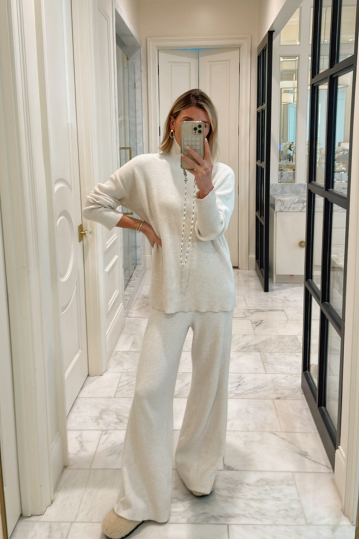 I wear this on repeat. This sweater set is so comfy and chic. The perfect thanksgiving outfit 