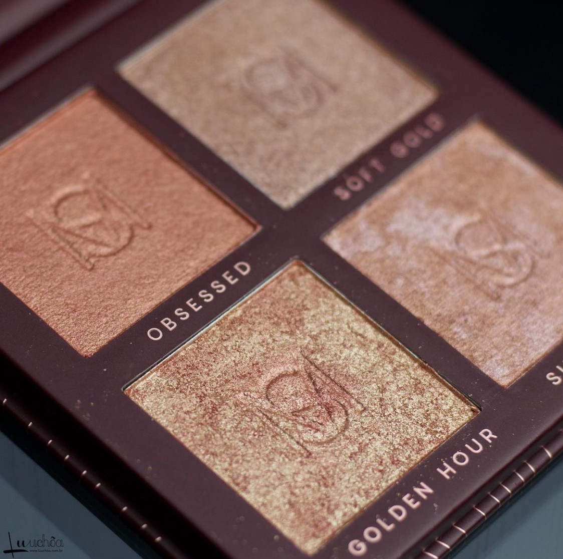 Paleta de iluminadores 4 Glow da Linha Mariana Saad com a Océane.
São 4 tons muito lindos e super brilhantes!! Para meu tom de pele que é super clarinho (normalmente sou a cor mais clara das bases nacionais kkkkkk), só uma cor eu consigo usar de iluminador, as outras eu uso por cima do blush pra dar um brilho liiiiindo, uso também de sombra e também faço misturinhas com outros produtos!! 