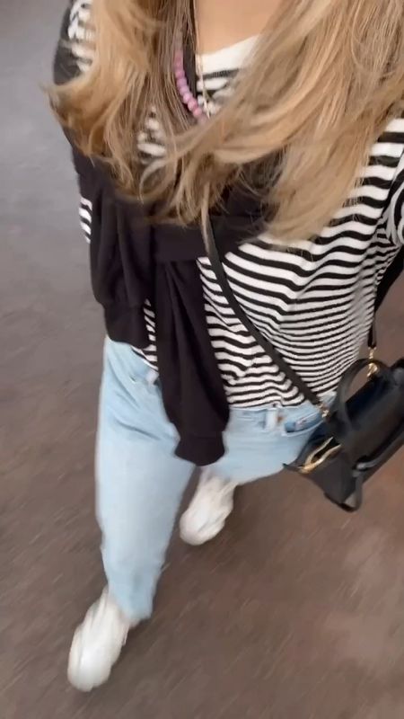 What I wore to Disneyland // striped t shirt, jeans and new balance sneaker 