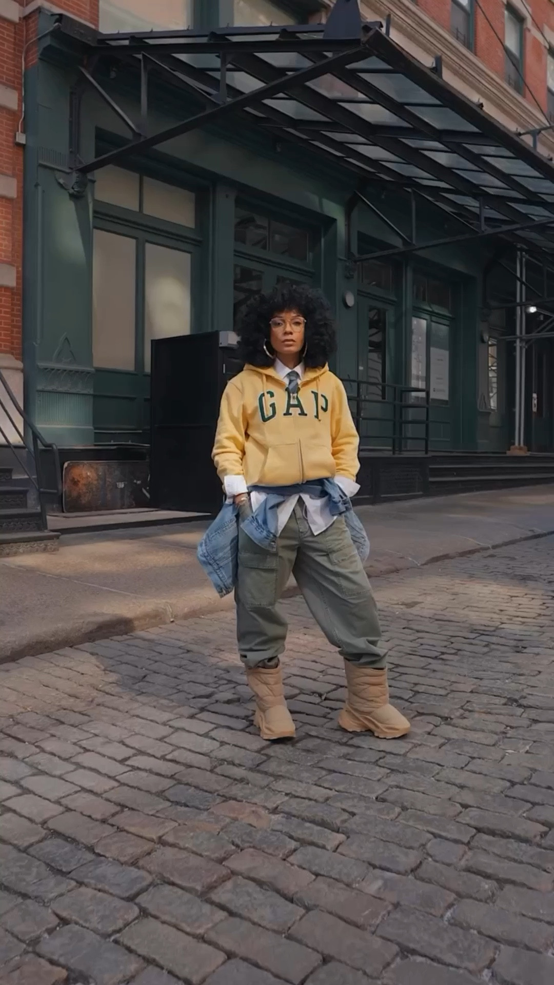 All I need is the ICONIC @Gap hoodie! It’s a wardrobe staple that fits any style, any mood, any day. A true classic that’s timeless, versatile, comfortable, and effortlessly stylish 👌🏽 #HowYouWearGap #GapCreator 

🎥 @IamTyDavis
💻 @joe.barrett1