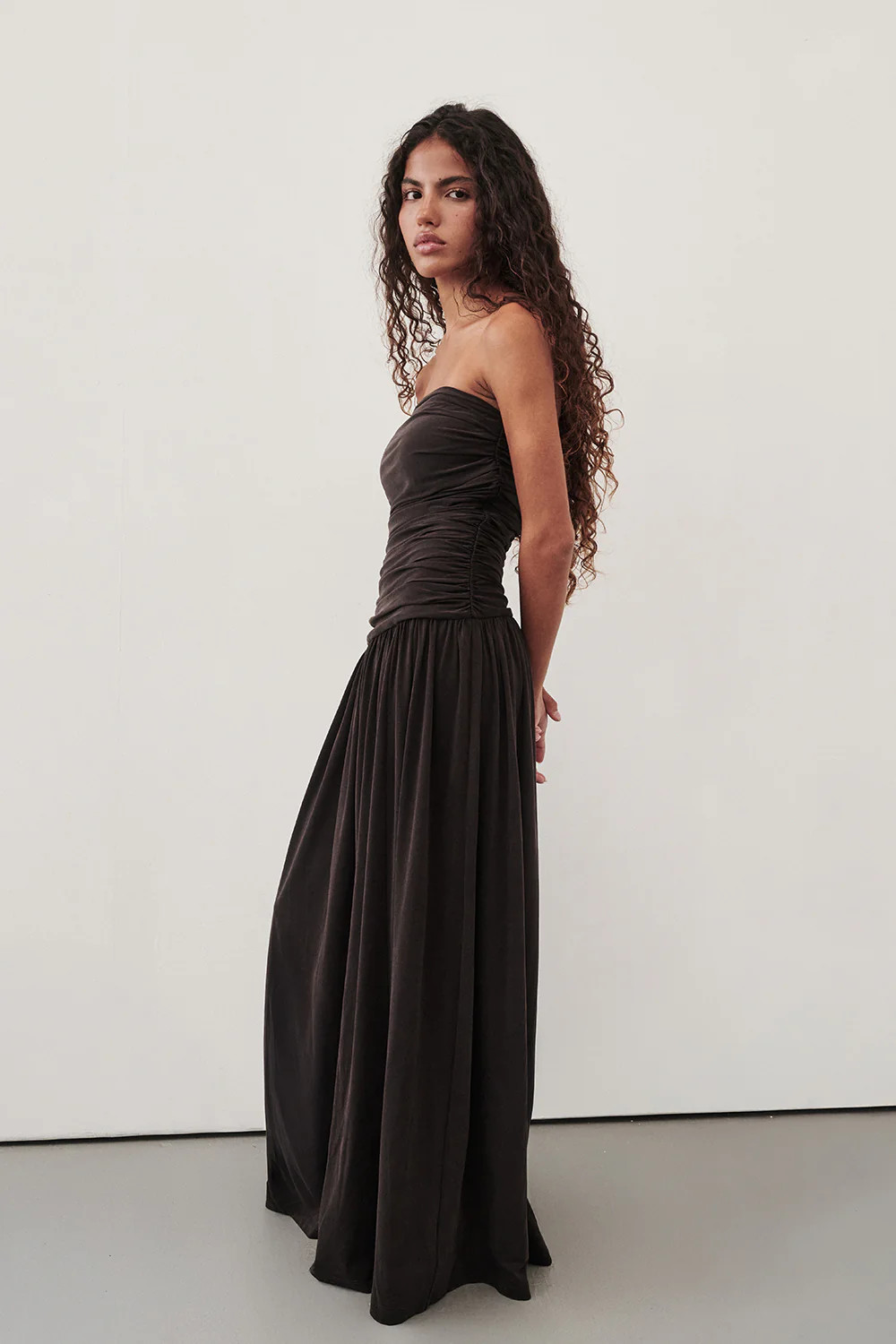 SHARI BURNT CHOC STRAPLESS BANDEAU MIDI DRESS | DISSH