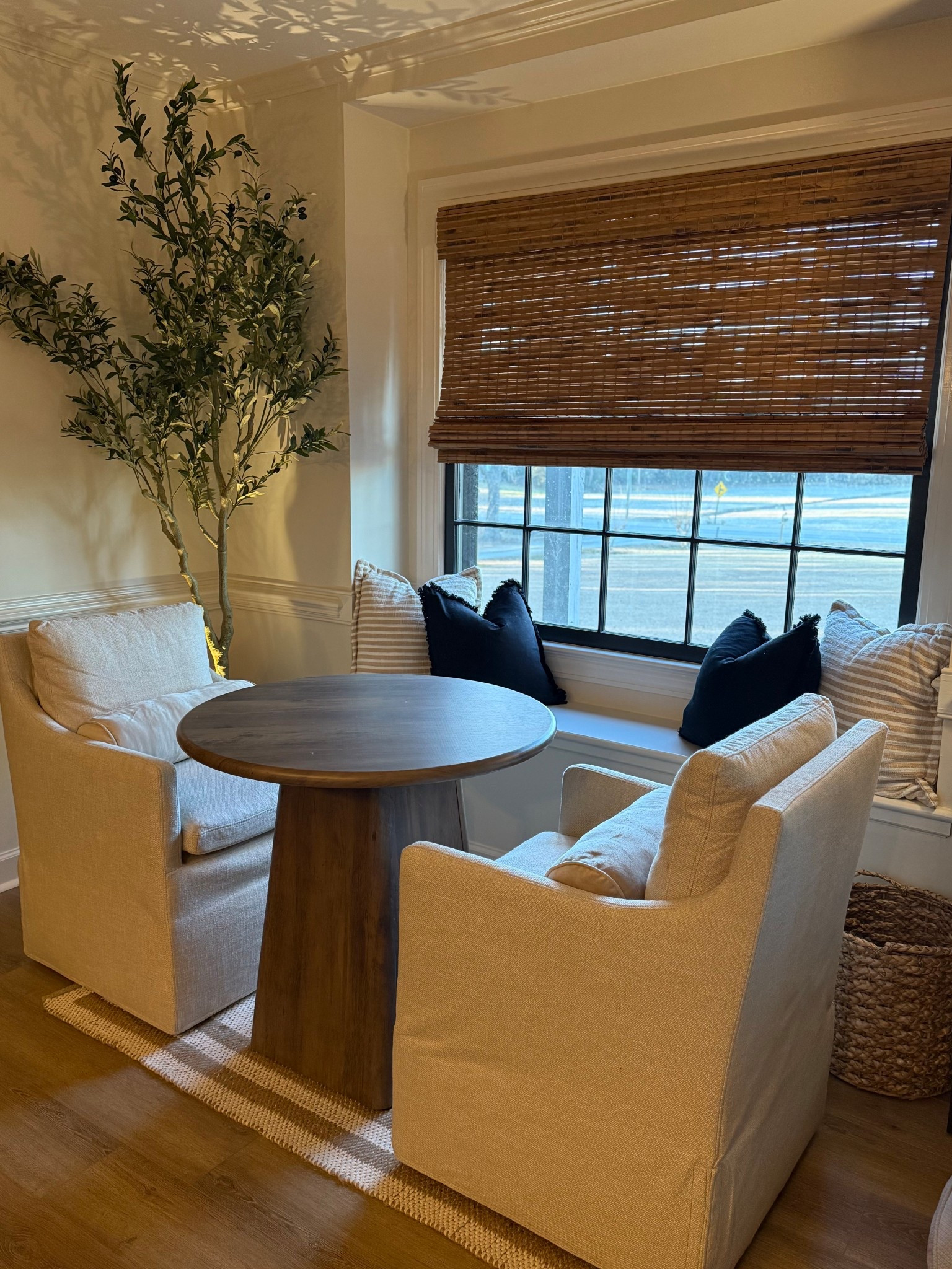 This breakfast nook screams cozy! 😍🤌🏻

#homedecor
#home
#breakfastnook
#amazonhome
#cozyhome

#LTKSaleAlert #LTKFindsUnder100 #LTKHome