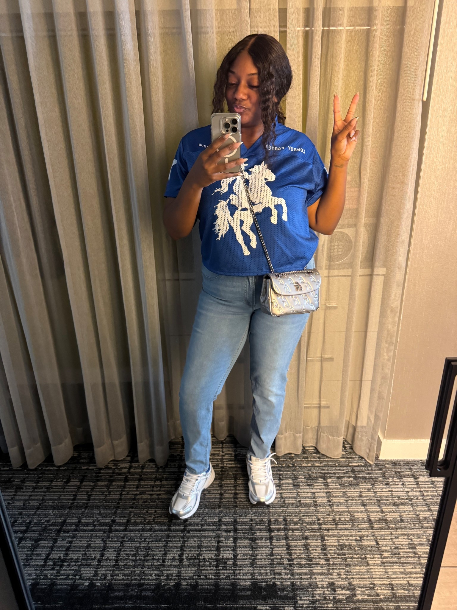 Never underestimate the casual fit, I love these affordable AVIA sneakers from Walmart, pop of blue and silver, to go with my jersey and my Crossbody bag 🙌🏾