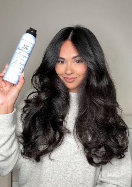 Who's ready  to serve Big Hair Energy?! 🙋🏻‍♀️ NEW @BumbleandBumble Thickening Dryspun Texture Spray Light is here to help transform our flat hair by giving it added oomph and airy texture! #BumbleandbumblePartner 
