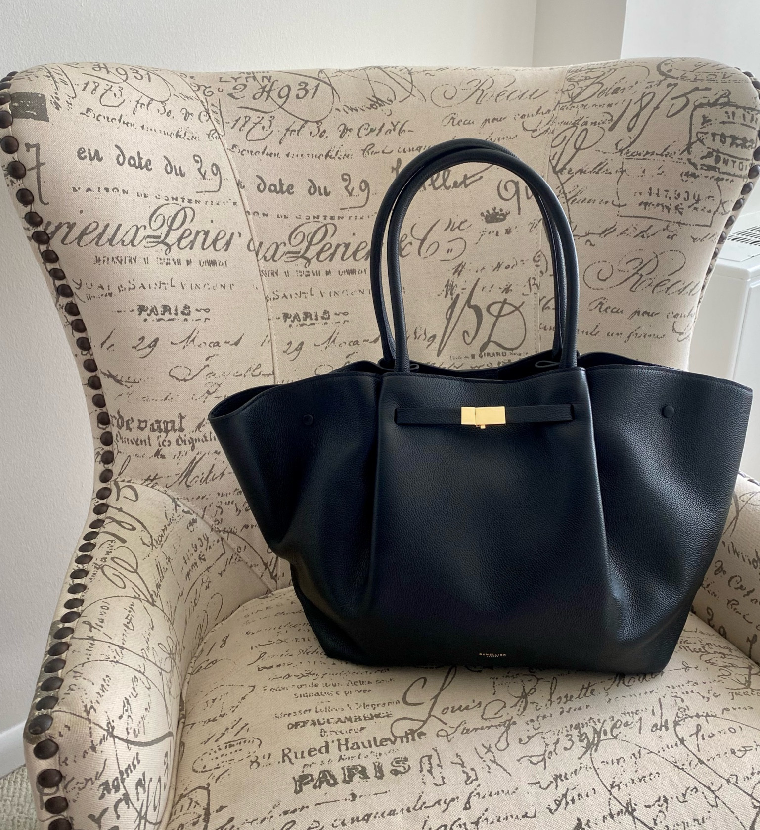 Such a chic tote for work or travel! Quiet luxury indeed

#LTKitbag #LTKworkwear #LTKstyletip