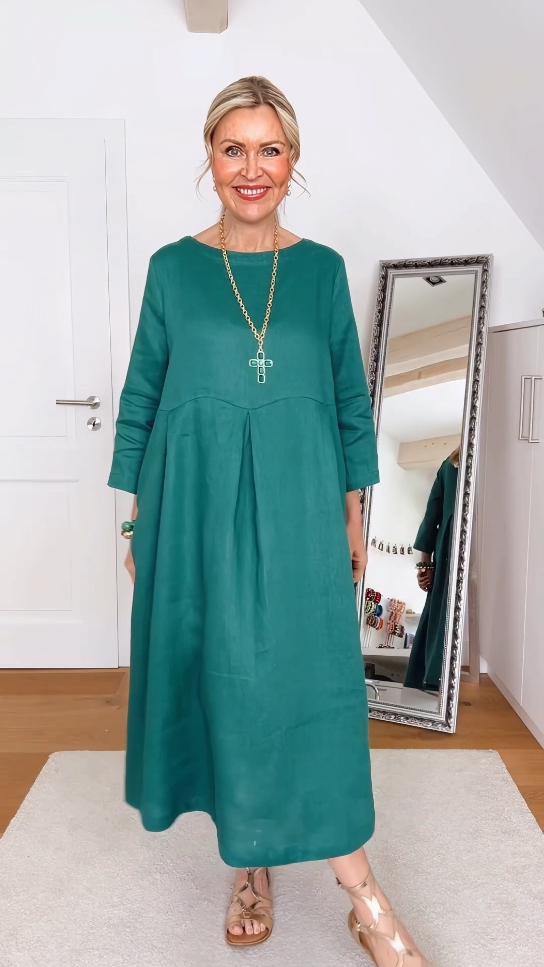 
𝒲𝑒𝓇𝒷𝓊𝓃𝑔 𝒜𝒹.* Neuer Onlineshop auf meinem Account- @linticoshop & neue Lieblingspieces ✨Link zu Auswahl: 
❤️ 15% Rabatt mit LINTICOMART  
.
Drei Looks aus 100% natürlicher, nachhaltiger Kleidung – perfekt für den Sommer, zeitlos, hochwertig und mühelos elegant.
.
Look 1: Ein smaragdgrünes Midi-Kleid, fließend und feminin, kombiniert mit goldenen Sandalen und einer passenden Tasche – ein Statement in Farbe und Leichtigkeit.

Look 2: Weiße Hose trifft auf ein schwarzes Blusentop im Westenstil. Mit schmalem Gürtel, schwarzem Blazer und Handtasche entsteht ein cleaner, moderner Look mit klarer Linie.

Look 3: Eine kastig geschnittene Bluse kombiniert mit einer weit geschnittenen, legeren Hose – minimalistisch, entspannt und dabei unglaublich stilvoll.

Natürlich. Nachhaltig. Und einfach schön. 🌿 Habt ihr einen Favoriten?

EN:
✨new favorite pieces ✨
Three looks made from 100% natural, sustainable wear – perfect for summer, timeless, refined, and effortlessly elegant.
💚Look 1: An emerald green midi dress, flowing and feminine, paired with gold sandals and a matching bag – a true statement of color and lightness.
🖤Look 2: White trousers combined with a black blouse-style top in a vest silhouette. Finished with a slim belt, black blazer, and handbag for a clean, modern look with sharp lines.
📀Look 3: A boxy-cut blouse paired with wide, relaxed trousers – minimal, effortless, and incredibly chic.
Natural. Sustainable. Simply beautiful. 🌿


#Lintico 
#Linticoshop
#leinenkleid
#linenoutfits 
#linenoutfit 

#LTKstyletip #LTKdeutschland #LTKeurope