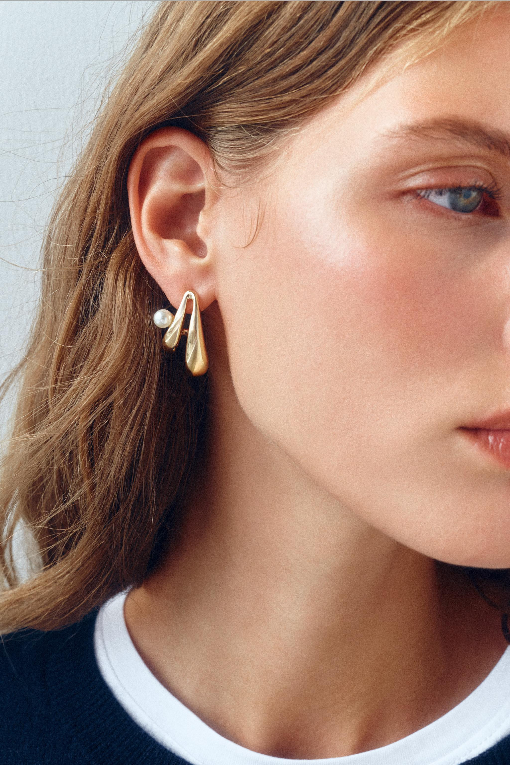 DOUBLE HALF-HOOP PEARL EARRINGS | Zara US