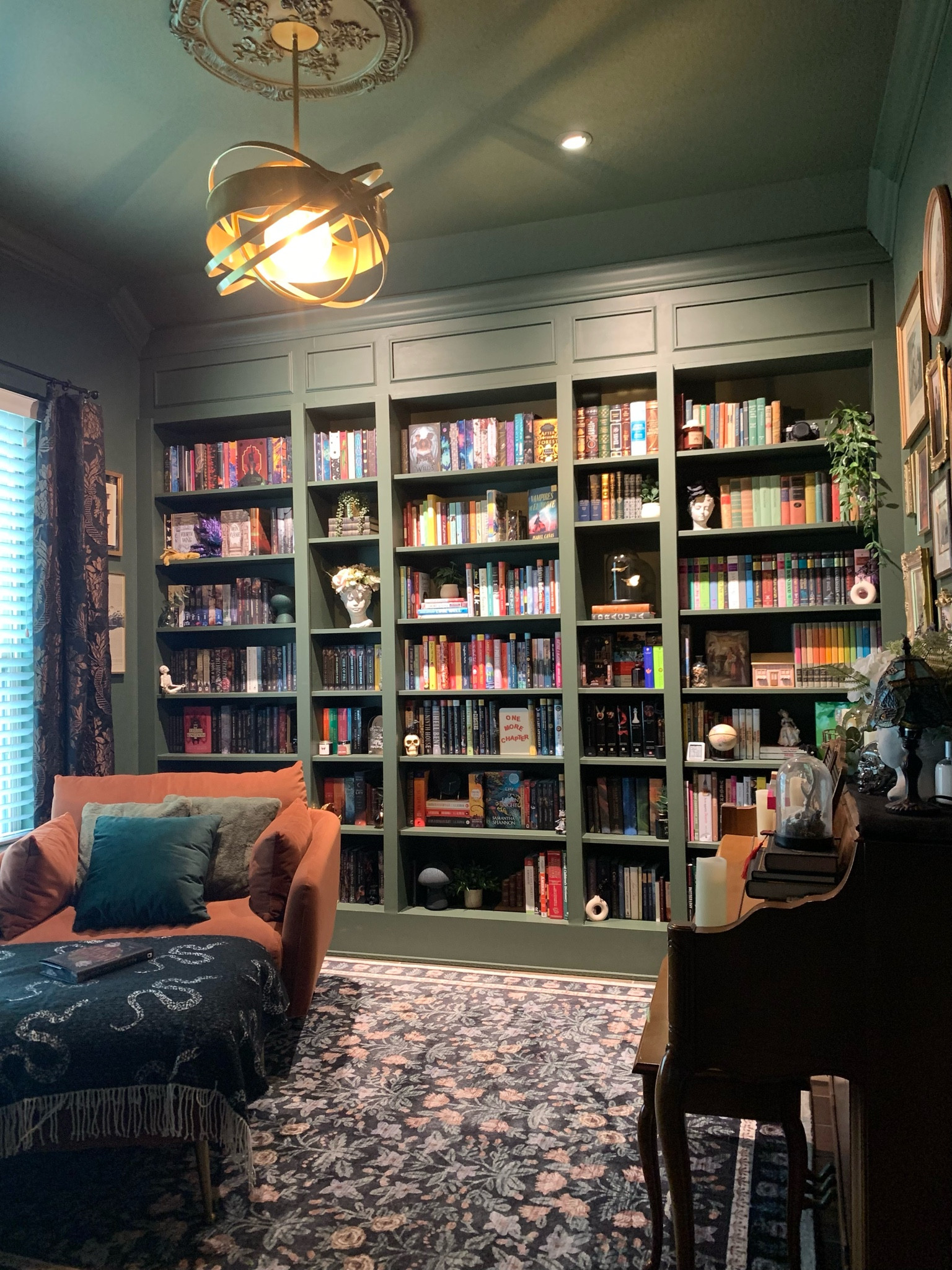 My little home library 🖤📚

#LTKHome