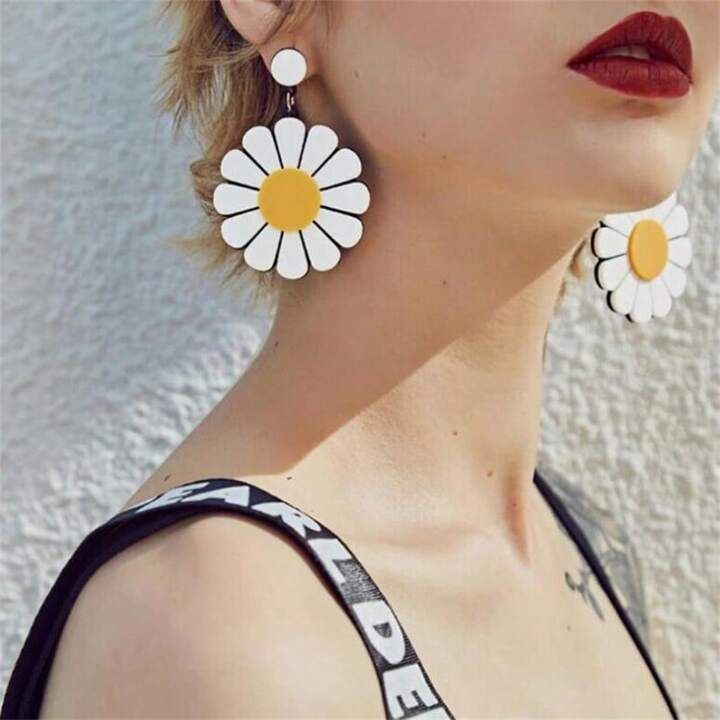 1pair Sunflower Shaped Acrylic Material Dangle Earrings, Exaggerated Chic Chrysanthemum Ear Drops | SHEIN