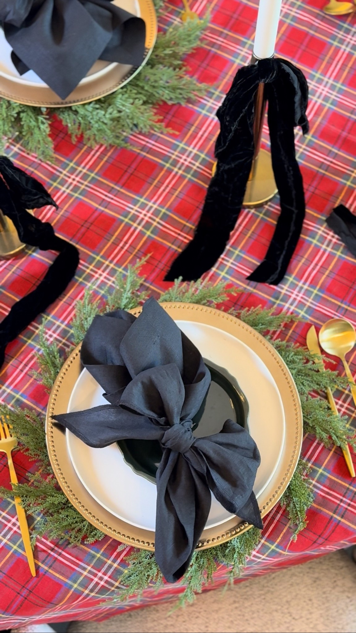 The most stunning holiday tablescape ❤️

Holiday. Christmas. Plaid. Fabric napkins. Greenery. Plaid. Gold flatware. Charger plates. Holiday hosting. Christmas tablescape. Ralph Lauren inspired  
 

#LTKHoliday #LTKHome #LTKFindsUnder100