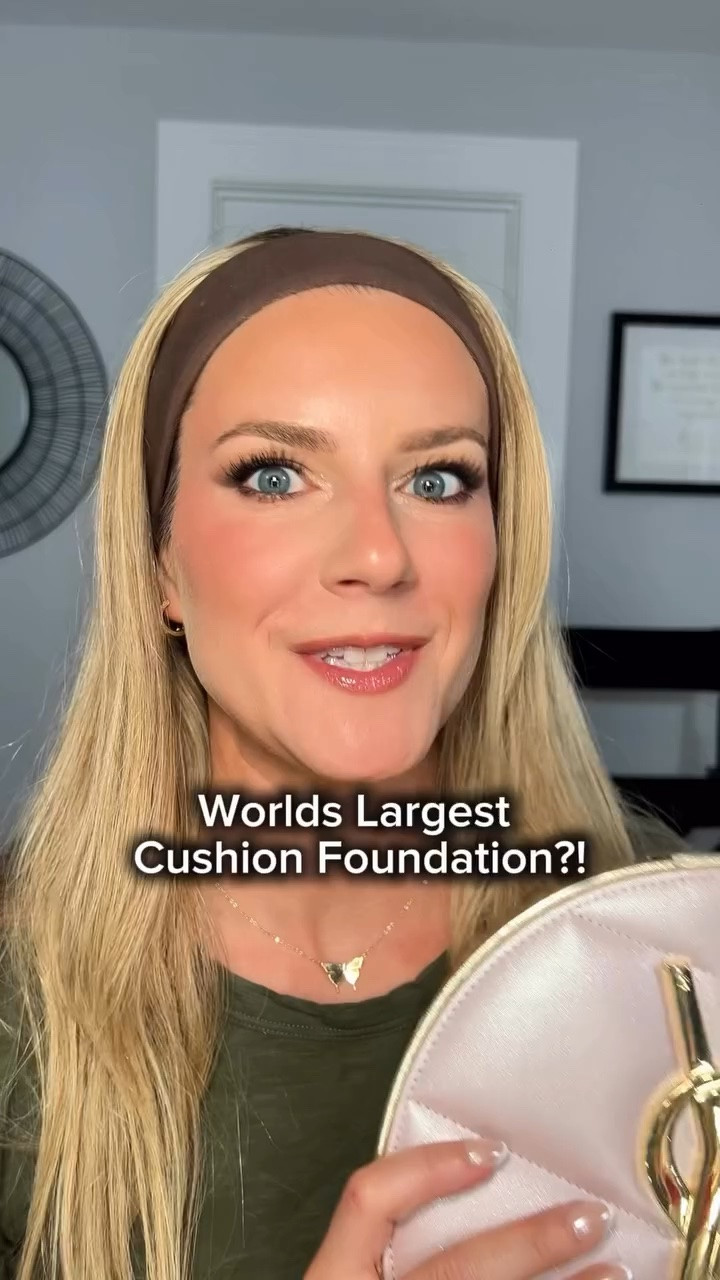 New Cushion Foundation from @yslbeauty 🌸💕 are you a cushion foundation kinda girl?! 

#cushionfoundation #yslcushionfoundation #yslbeauty #giftedbyyslbeauty #makeuptips