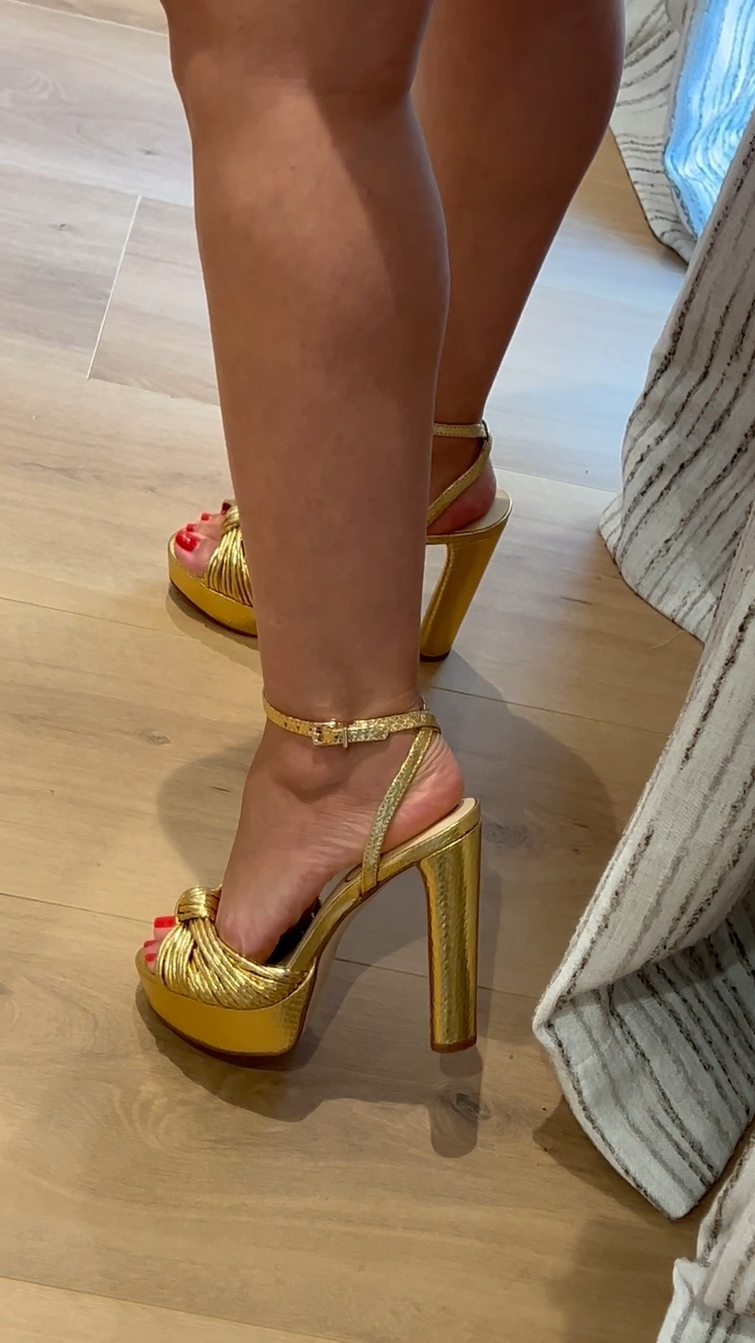 Gold platform sandals

#LTKShoeCrush #LTKParties #LTKWedding