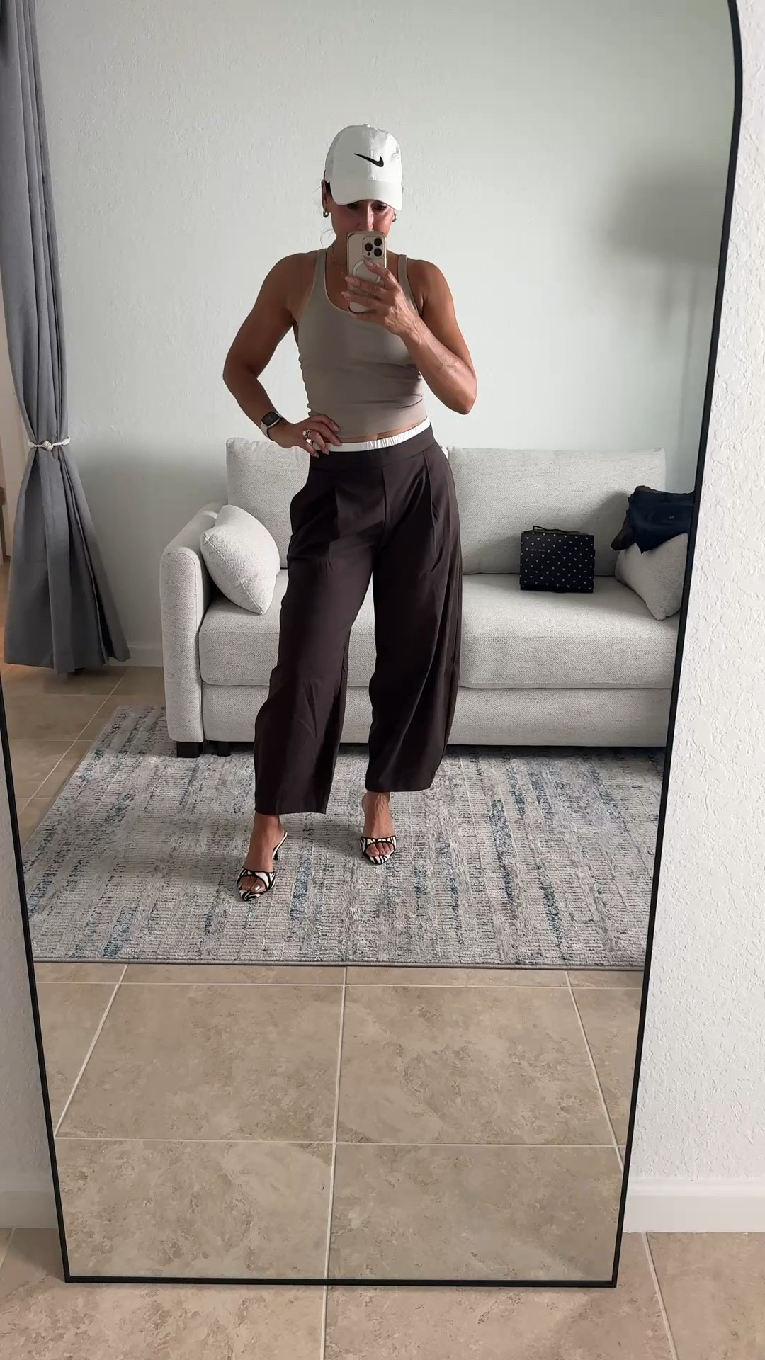 Love these pants. Perfect for spring. Light weight. Double waist  wearing size small 

Zara 
1608/036/973


West to work 
Date night 
Spring 
Brown and blue 

