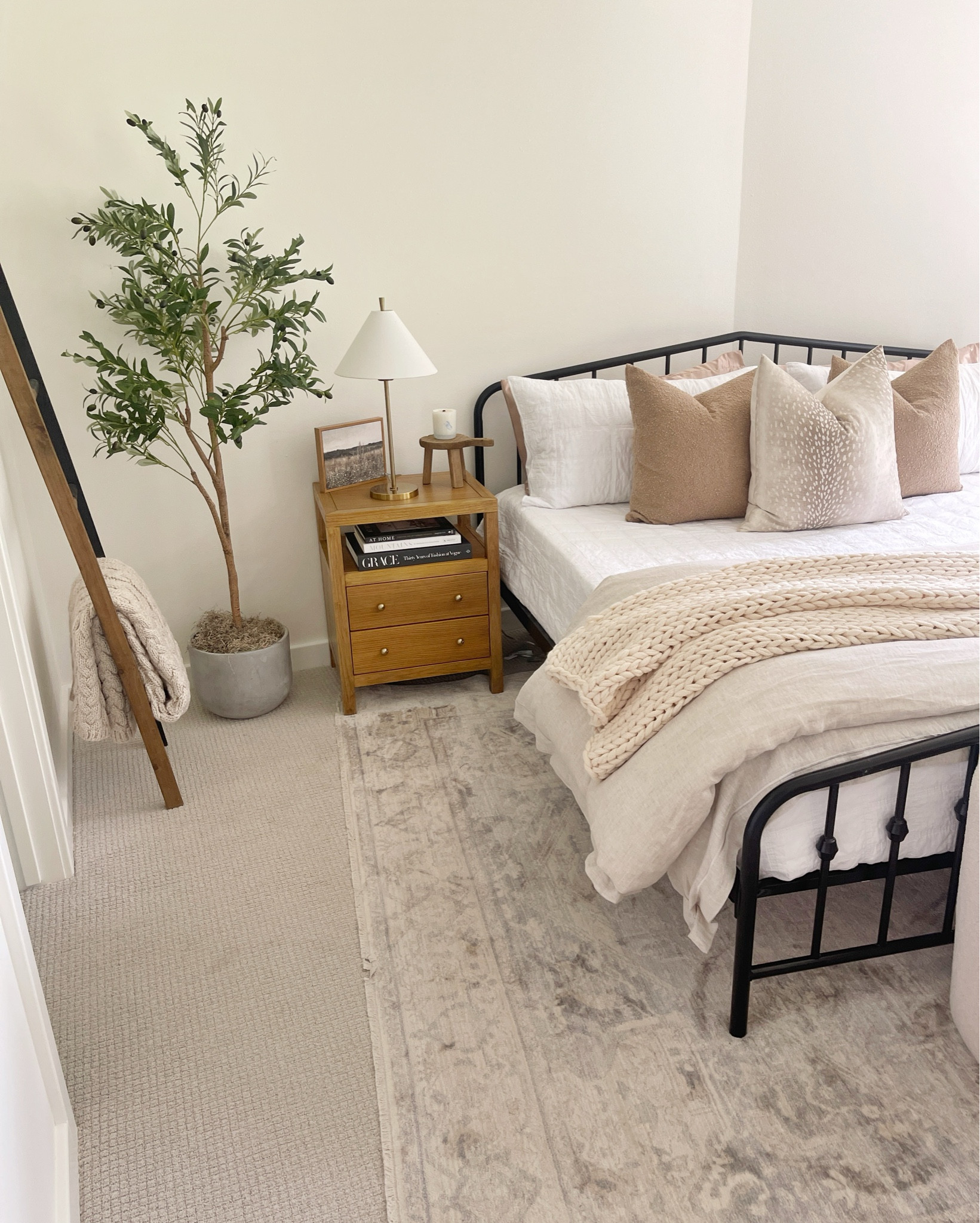 HOME \ modern country guest bedroom furniture and decor!

Amazon
Walmart
Bedding
Bed
Curtains 
Rug 
Nightstand 


#LTKFindsUnder100 #LTKHome