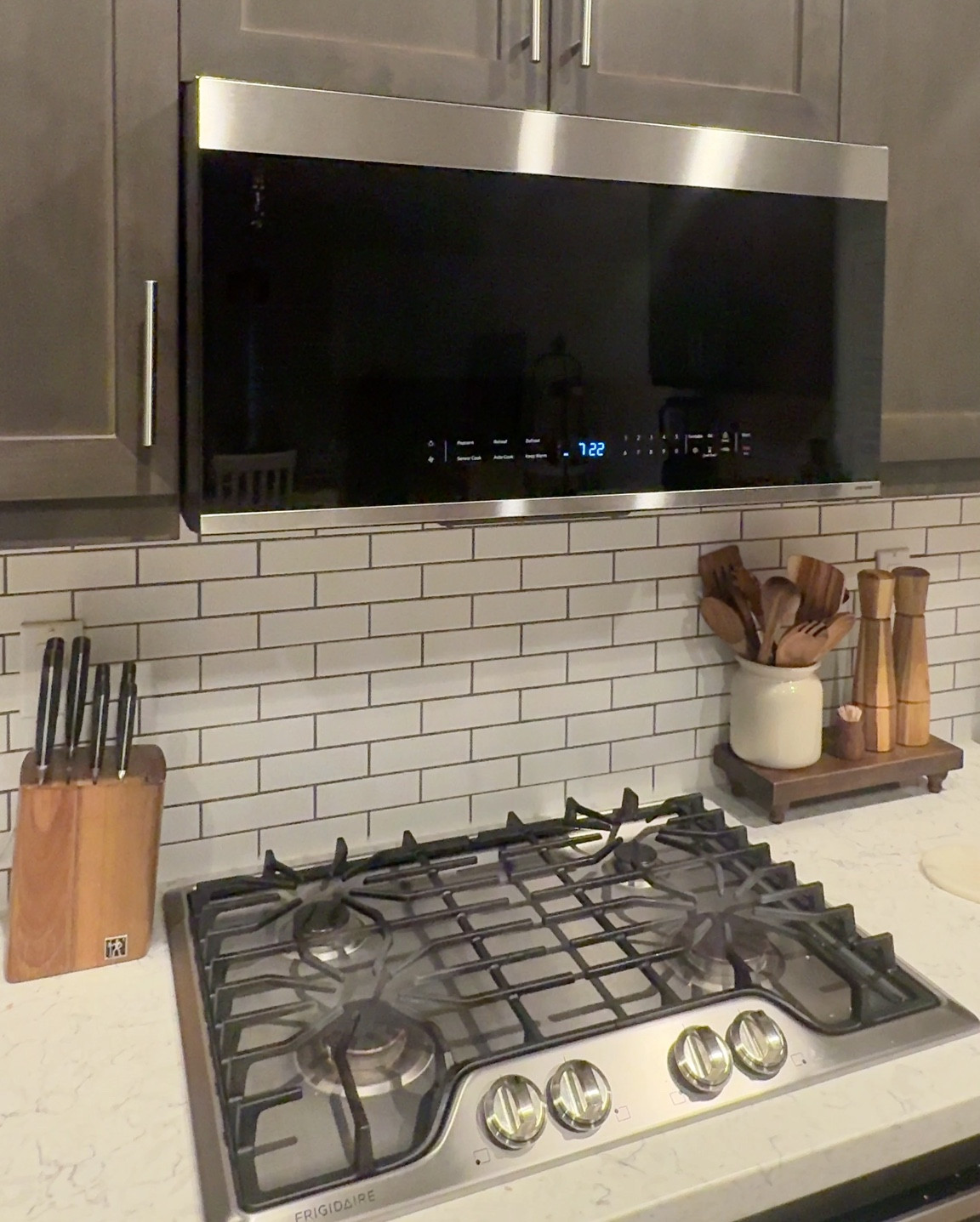 Samsung Bespoke 2.1 - cu ft over the range microwave. Comes in stainless steel or white with sensor cooking.
•
#samsung #bespoke #microwave  

#LTKSaleAlert #LTKFamily #LTKHome