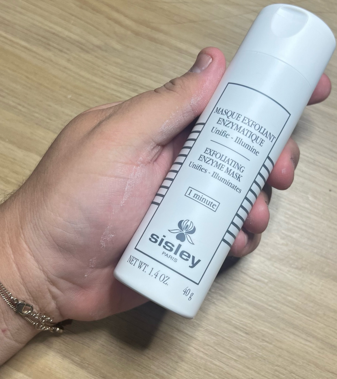 hoje, usando a melhor da esfoliação, a mask enzimática da sisley, apenas um minuto para uma pele iluminada, lisa, uniforme e bonita! 

#LTKmens #LTKFind #LTKbeauty