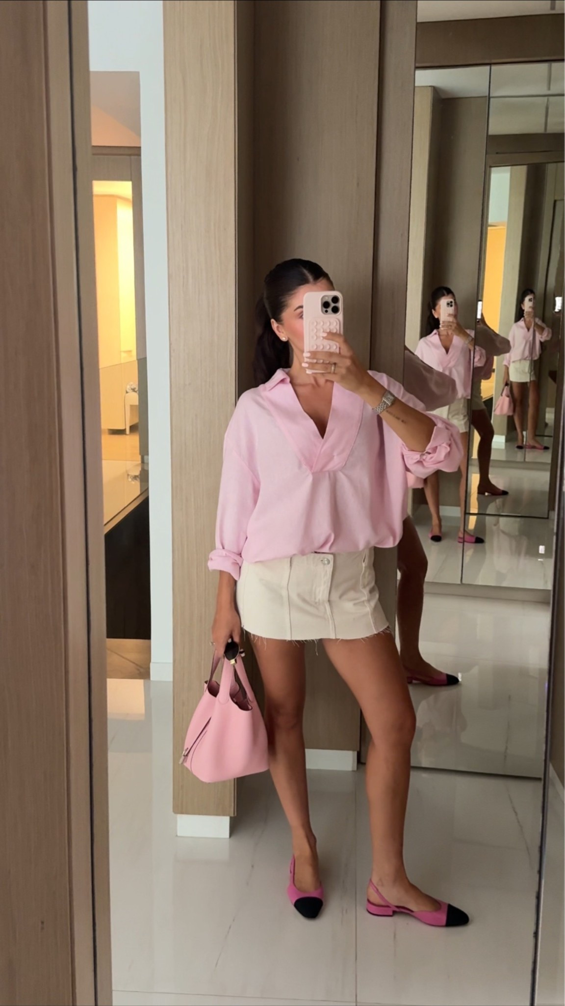 Skirt: Mango (old)
Shoes: Chanel
Bag; Hermes
Glasses: Celine