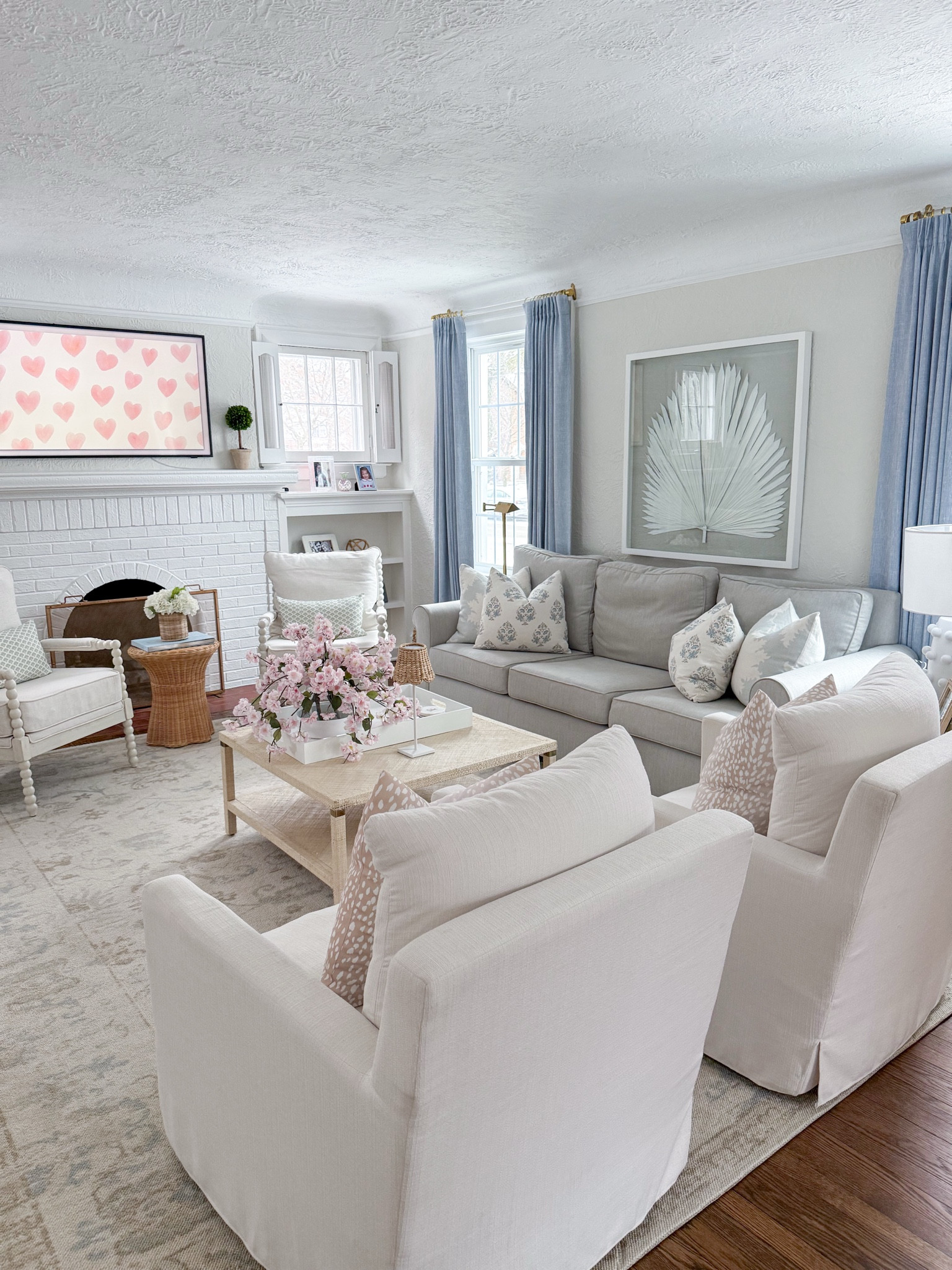 Coastal traditional living room 

#LTKHome #LTKFindsUnder100