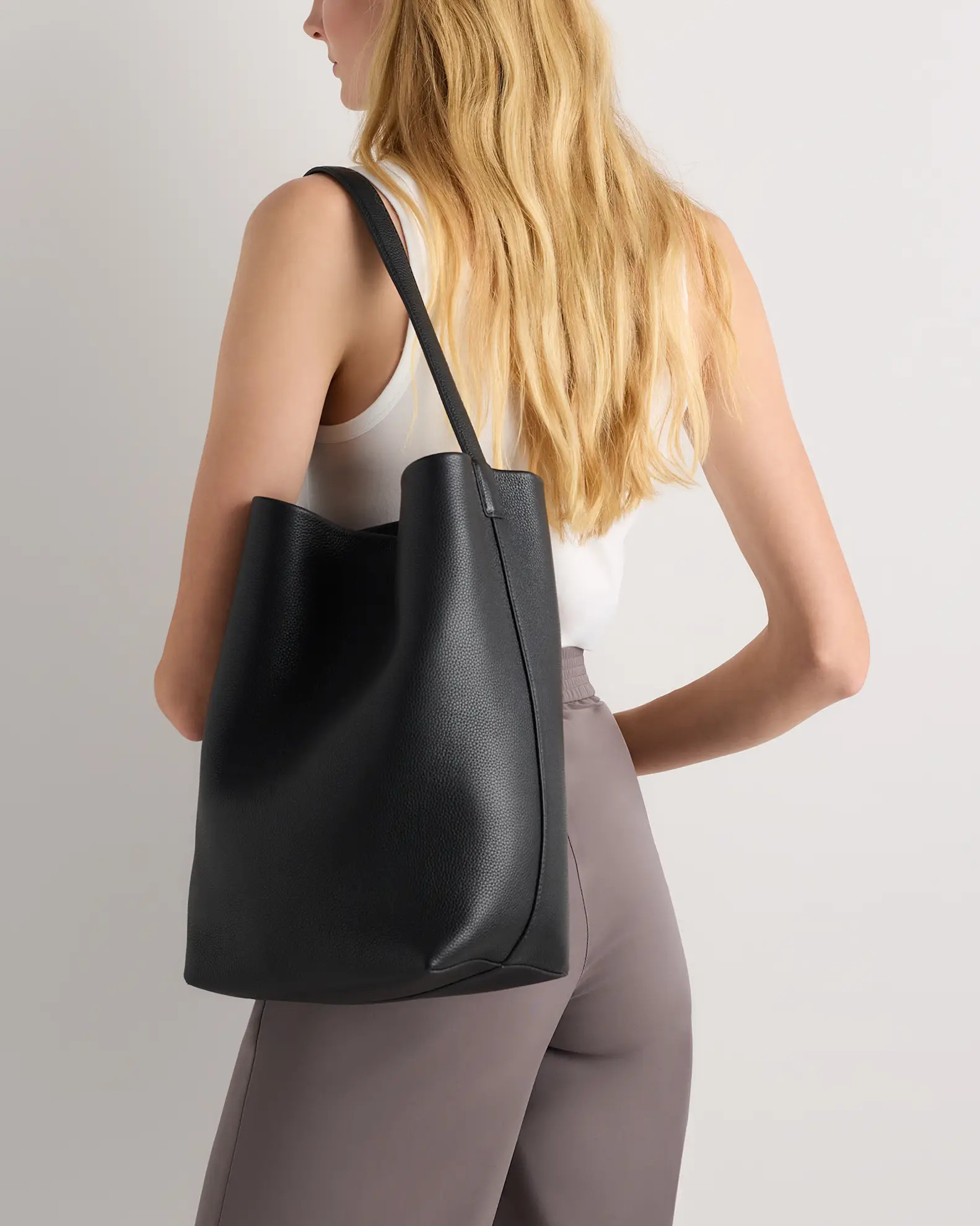 Italian Leather Large Soft Bucket Shoulder Bag in Black | Quince