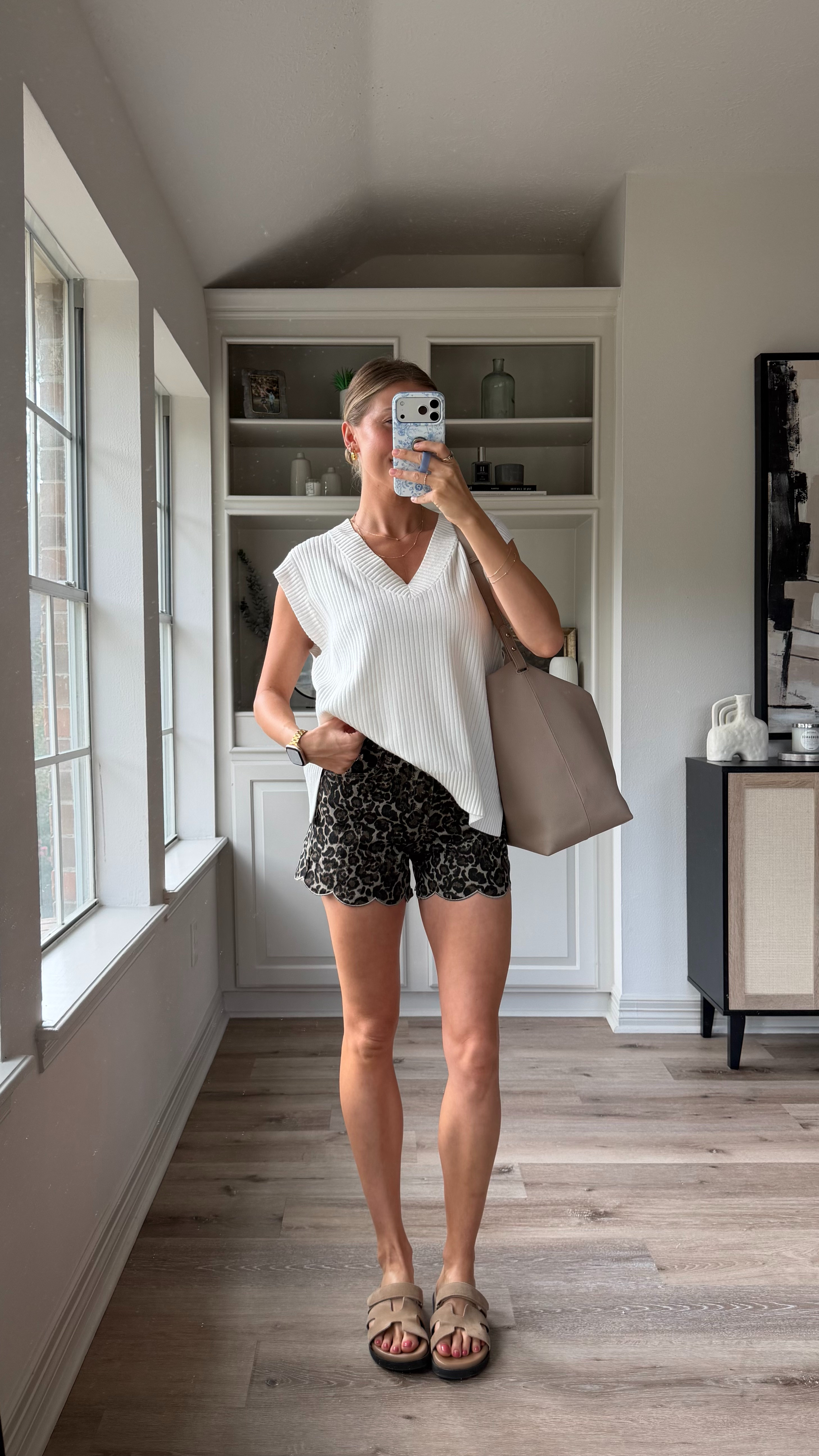 Comfy, cute fall ootd | S in top, 2 in shorts  

 