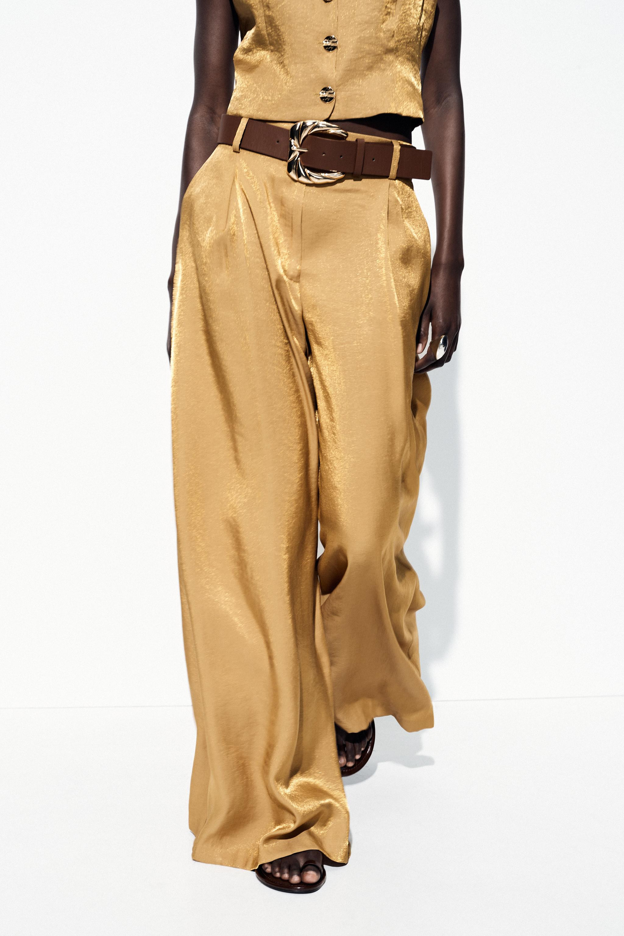 High-waisted pants with darts and wide belt. Front pockets. Wide leg. Front closure with zipper, ... | Zara US