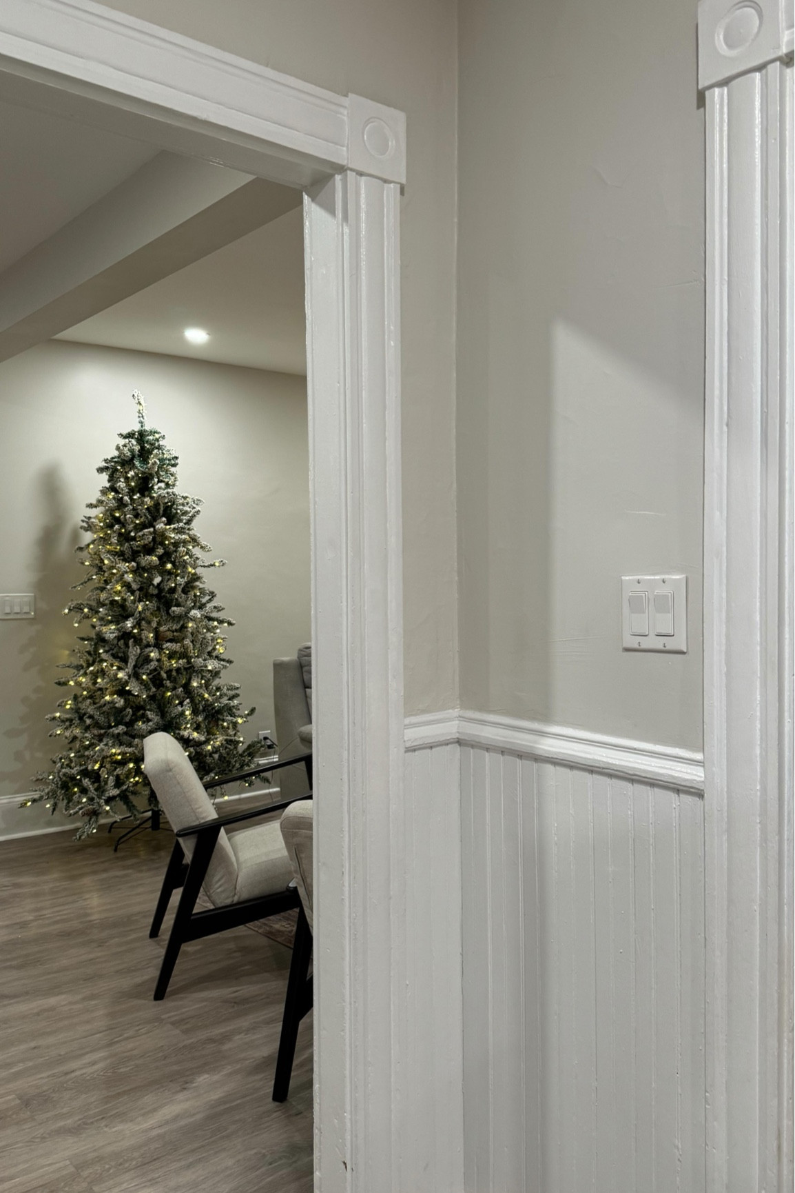 Christmas Tree is ready for decorations!!! 🎅🏻 🎄 How do y’all do this all in 1 day? 😫
.
#christmas #christmastree #christmasdecor