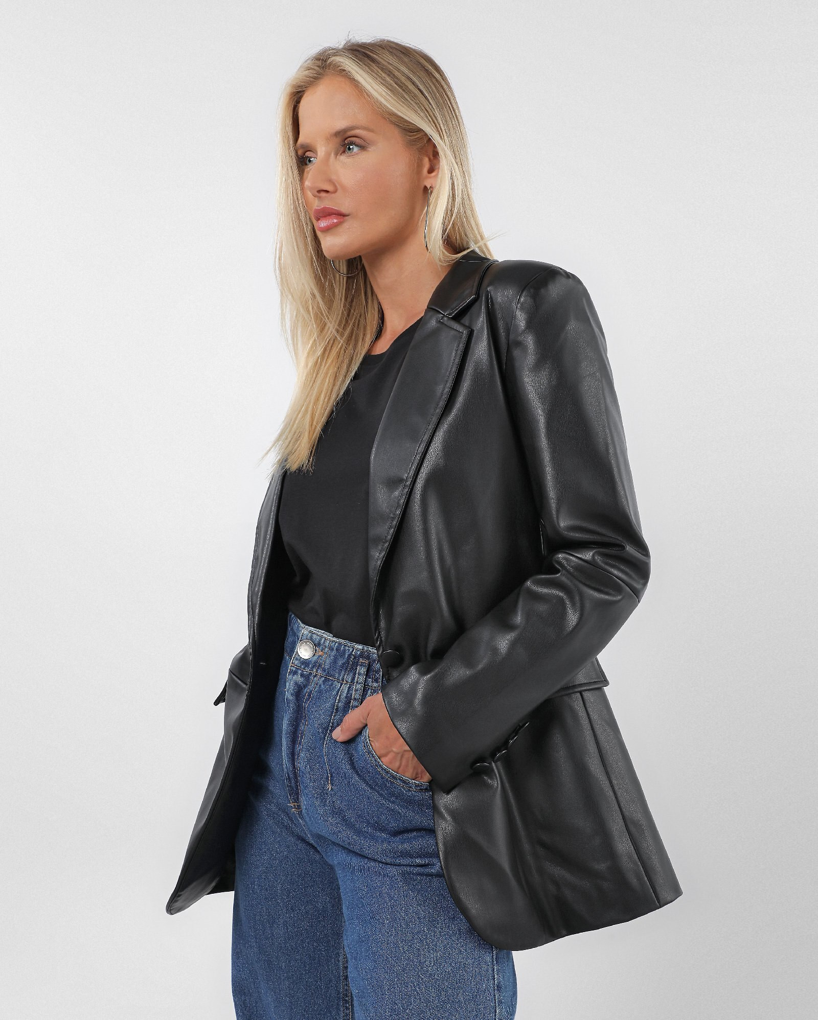 Blazer feminino poliuretano reto gola tailleur preto | AK by Riachuelo | Riachuelo (BR)