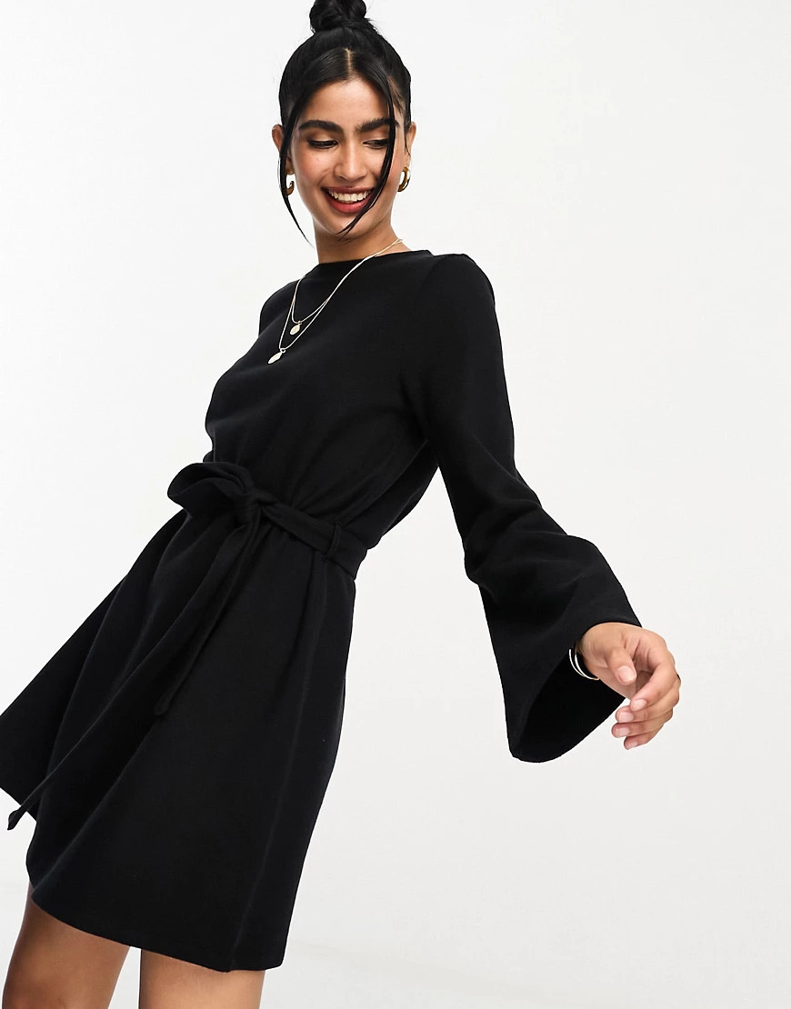 ASOS DESIGN – Flauschiges, superweiches, ausgestelltes Pulloverkleid in Schwarz mit Gürtel | ASOS (Global)