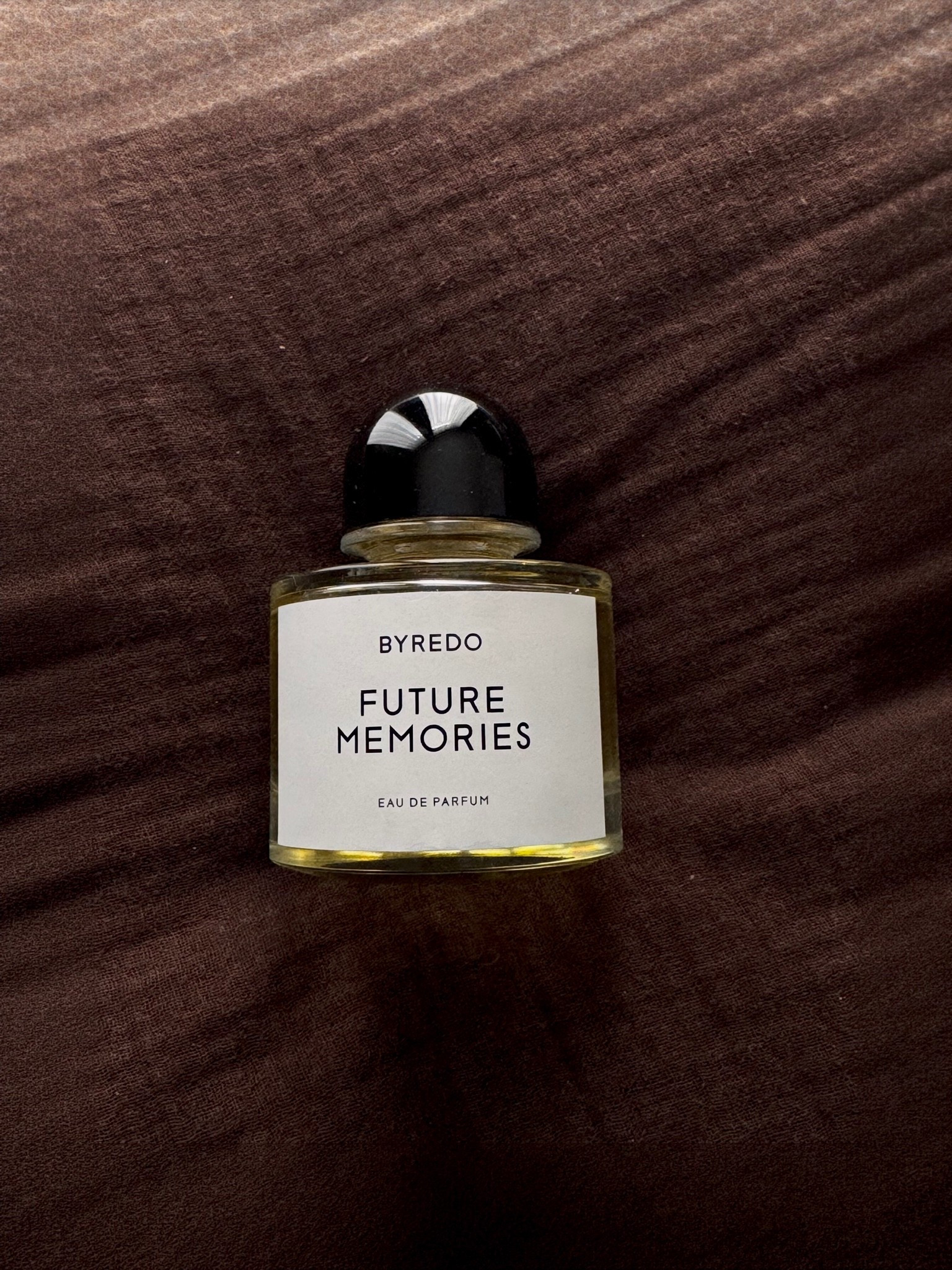 Byredo Future Memories my new fall rotation scent 🤎
Opens green and fresh (galbanum + blackcurrant), melts into powdery iris, then settles into this deep vanilla-musk base that lingers all night. Unisex, moody, made for fall evenings. 
#byredo #fragrancelover #fallfragrances #mensfragrance #perfumerecommendations