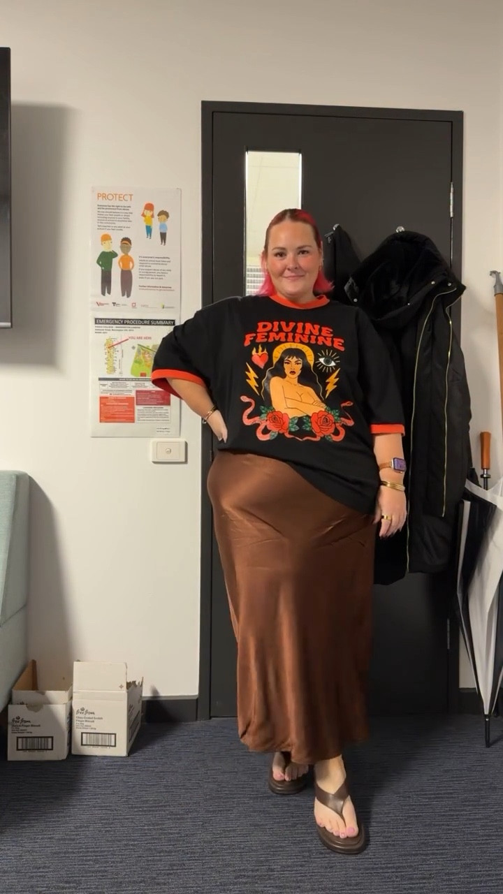 First day back at work since IWD so this felt right 👸

Tee @cass.danson | other items linked in my LTK 🔗 bio 

#workootd #iwd #divinefeminine #plussizefashion #plussizestyle