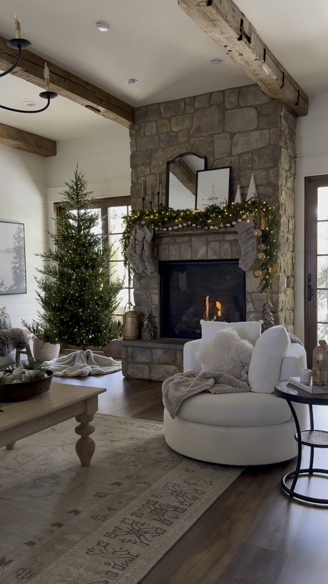 Holiday Living Room🤍🌲✨

#LTKHoliday #LTKVideo #LTKHome