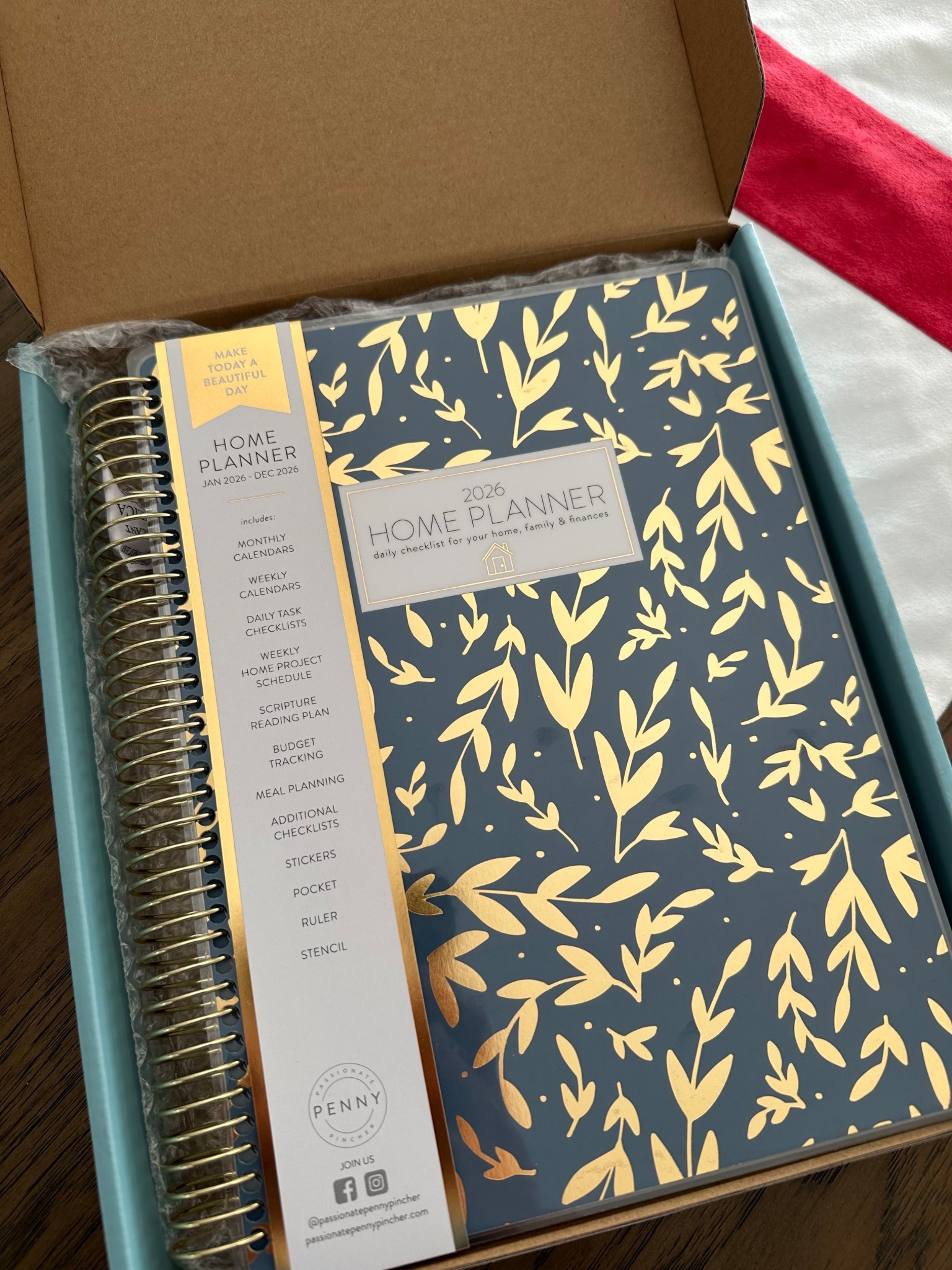 Listen. Im a planner girly through and through. THIS…is truly THEE planner to have. I was so grateful to work with them last year on a collab and this year I asked for one for Christmas because I’m not sure I could go without it.

Home planner, 2026 organization, daily planner, organized girly, SAHM planner

#LTKmomlife #LTKHome