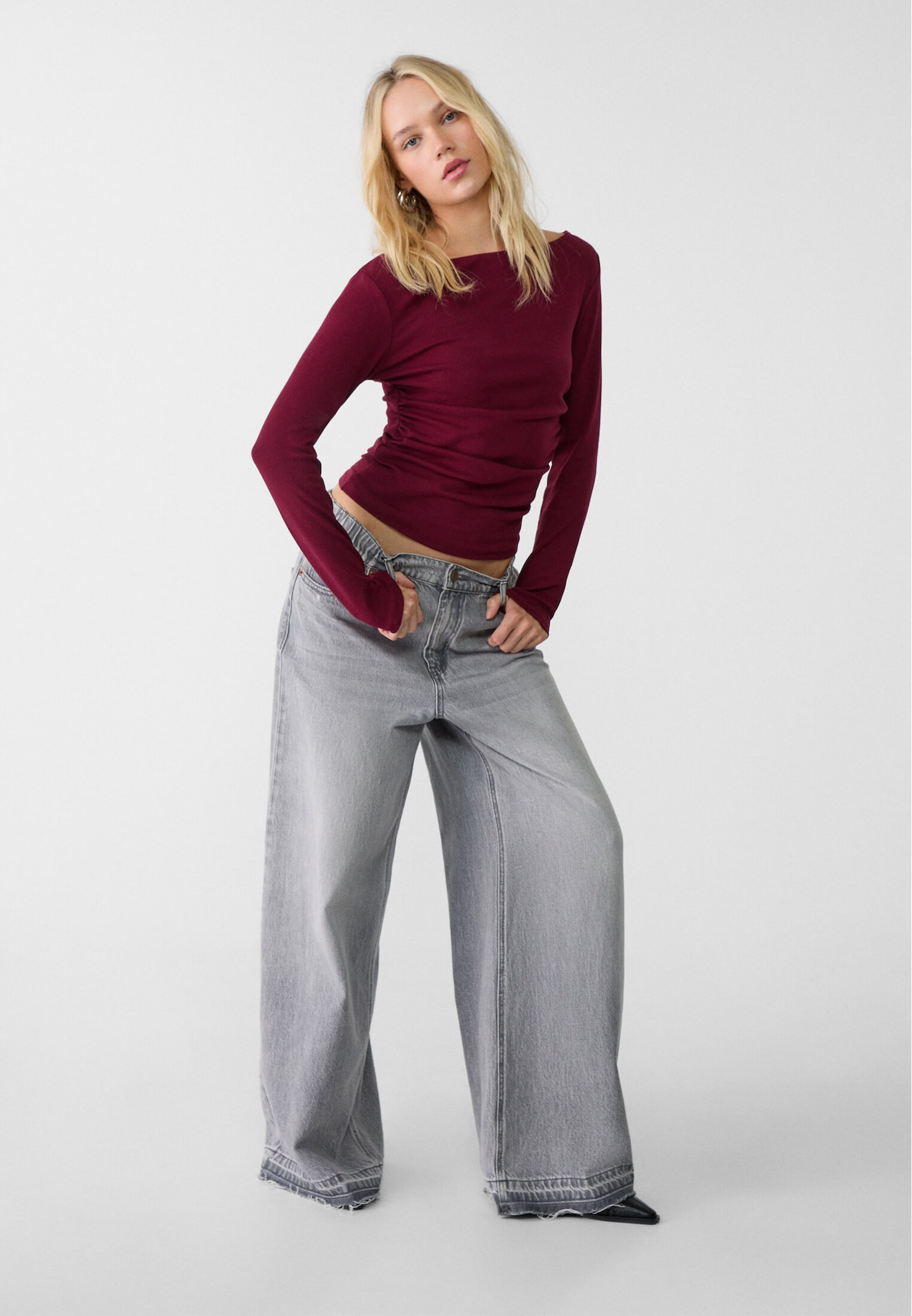 T-shirt met lange mouwen, boothals en plooi aan de zijkanten. Verkrijgbaar in diverse kleuren. | Stradivarius (NL)