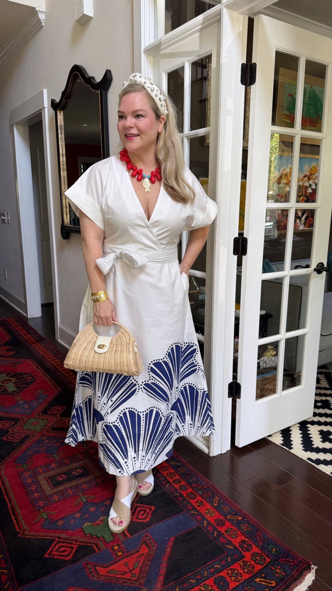 Pretty summer look. Necklace and bag are from jujuloves.com. Shoes are from Charleston Shoe Co.
