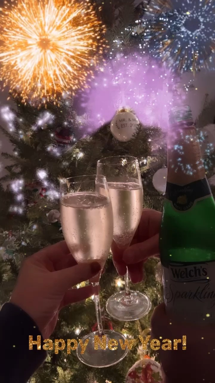 counting down to the new year with my new year’s kiss 😘 💋 & some sparkling grape juice 🥂🍇 - happy new years everyone ! 2023, here we come !! 💥🎉💫⭐️✨

#LTKSeasonal #LTKHoliday