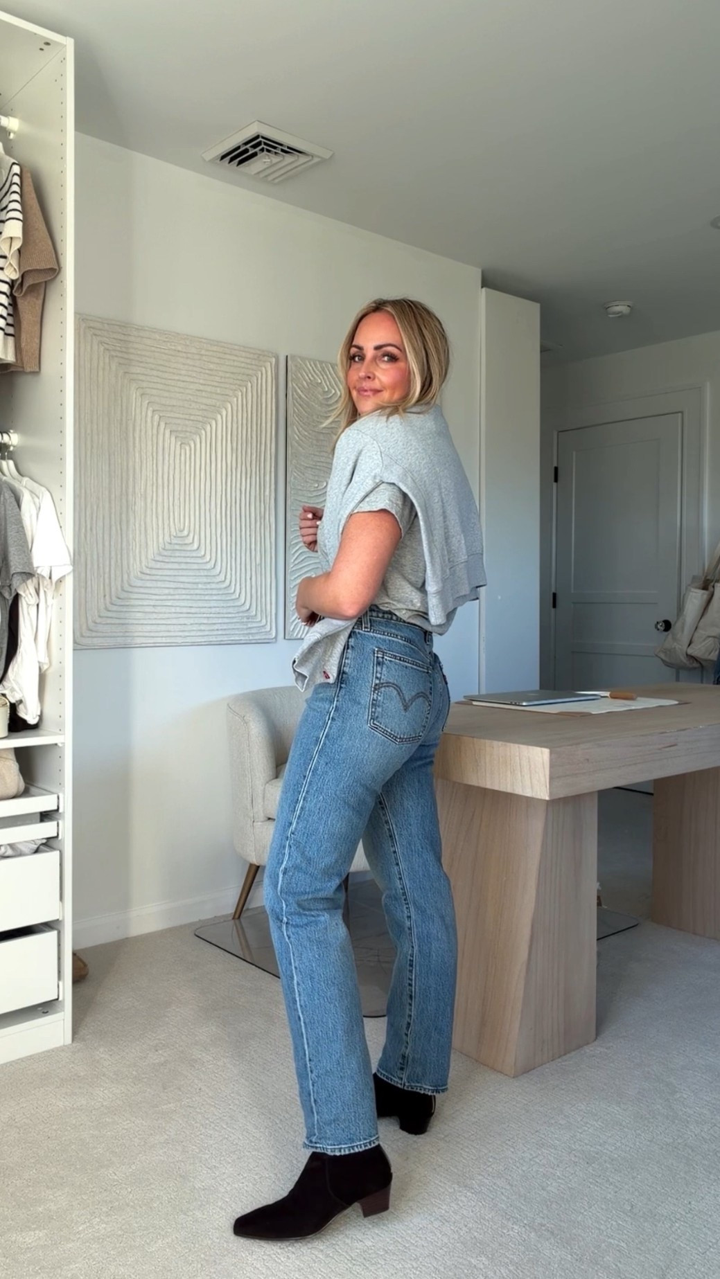 My favorite pair of classic @levis are 40% off! Look like 100% cotton but have a little stretch 👌🏼 

#levispartner @levis

SIZE: I’m between 27/28 and wear the 28
WASH: Invest Access
LENGTH: 30”