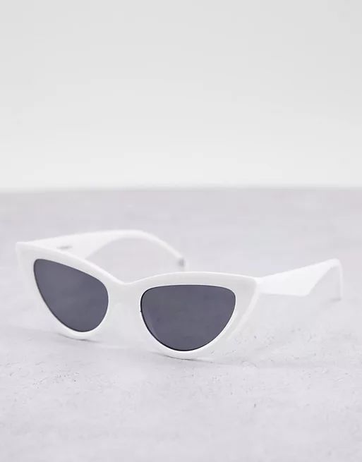 ASOS DESIGN – Abgeschrägte Cat-Eye-Sonnenbrille in glänzendem Weiß | ASOS (Global)