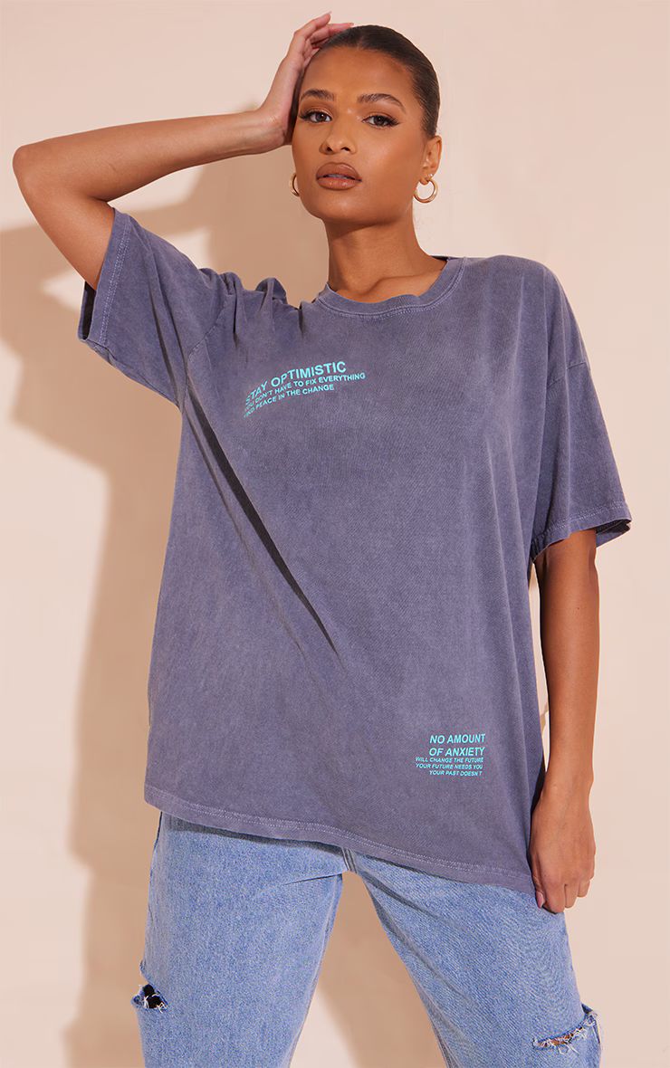 T-shirt gris anthracite délavé à petit slogan Stay Optimistic | PrettyLittleThing (FR)