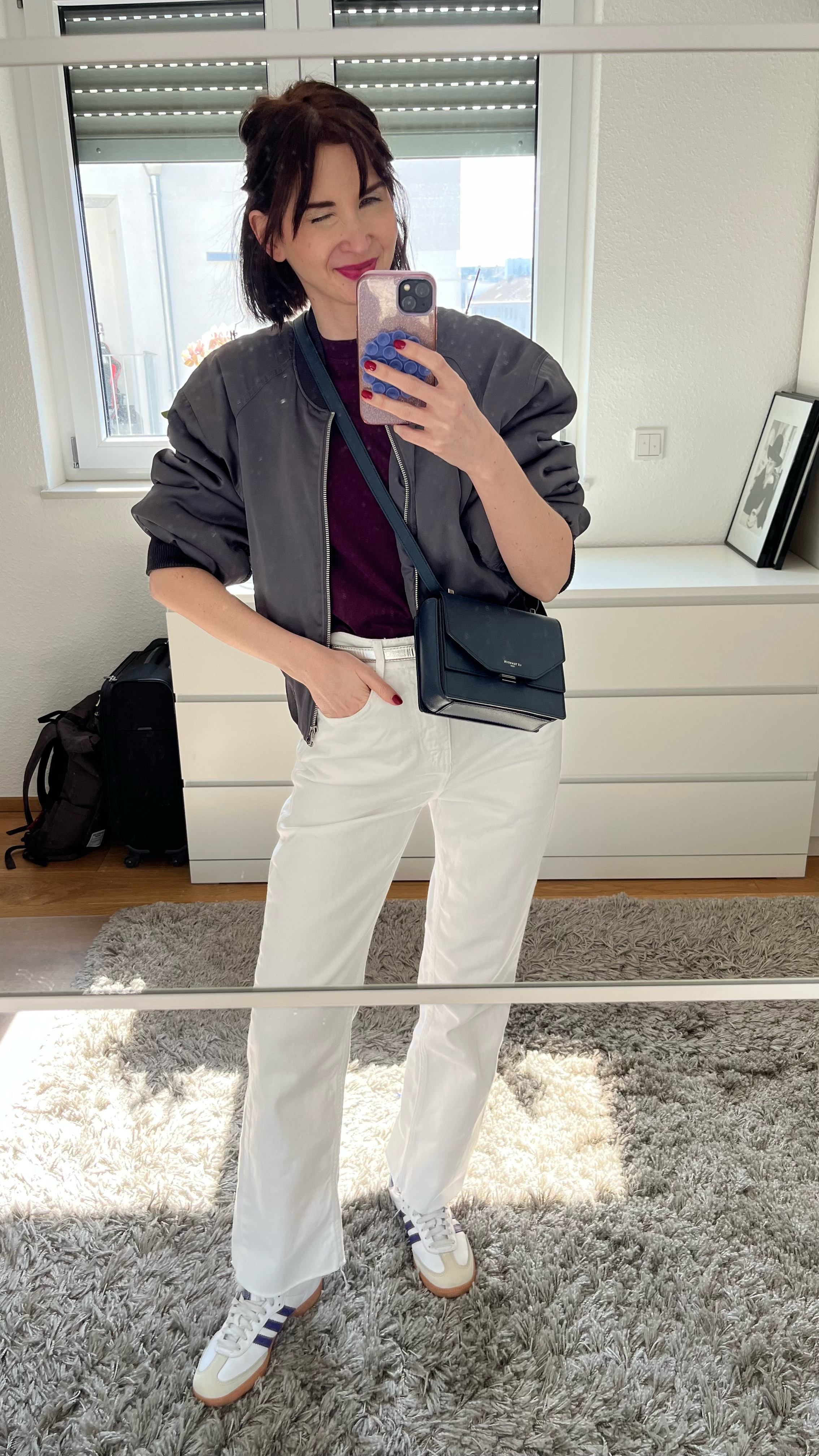 Zur weißen Jeans style ich eine graue Blousonjacke und ein violettes Shirt 🦄 Die petrolfarbene Tasche ergänzt den Look ✨

#jeans #frühling #shirt 

#LTKspring #LTKstyletip #LTKdeutschland