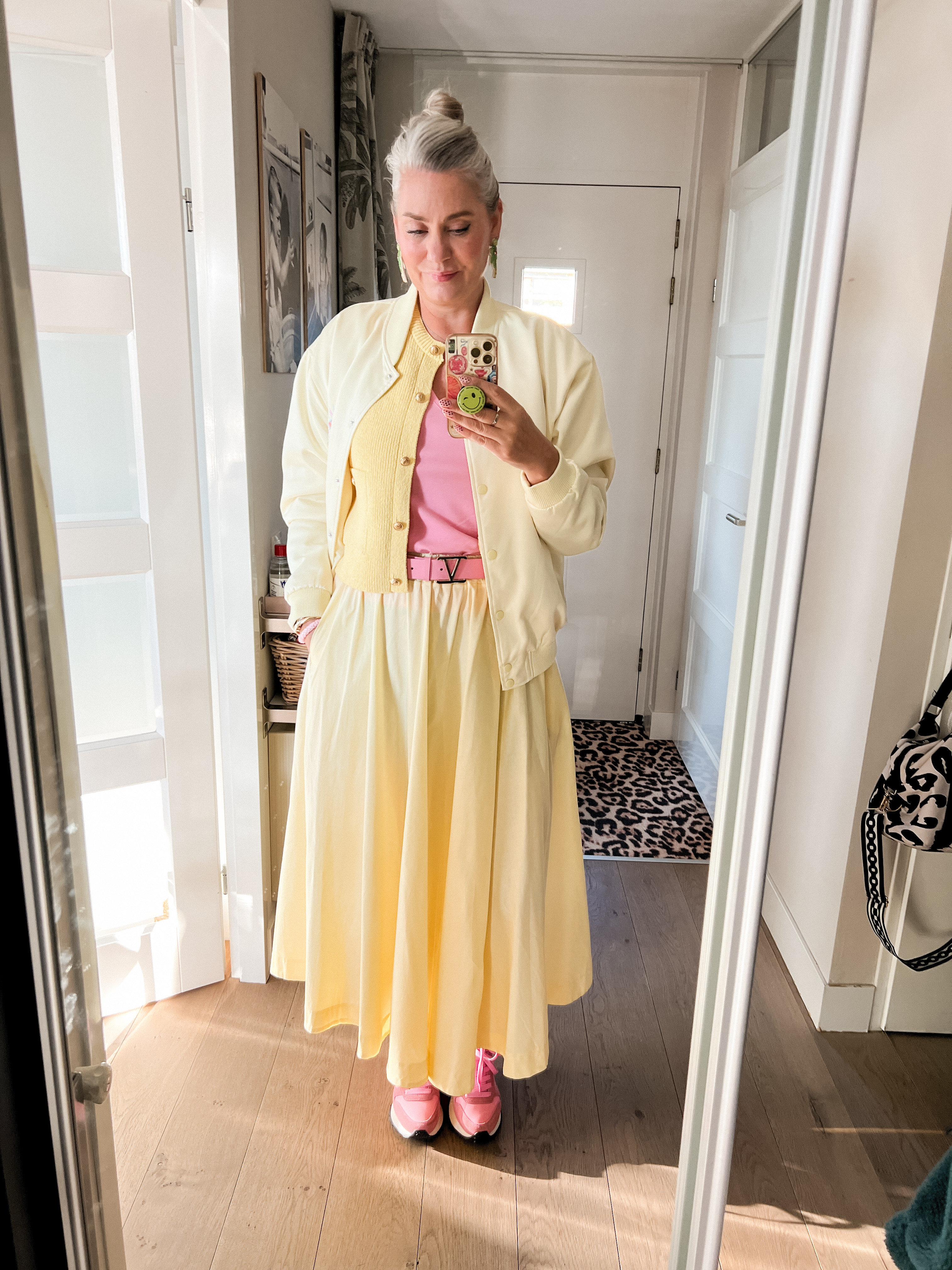OOTD - Woensdag. On Wednesday's we wear (butter yellow and) pink. Butter yellow wijde rok met zakken van een kleine boutique in Knokke, roze v-hals t-shirt met kapmouwtjes (maat 40/42), lichtgeel gebreid gilet of debardeur (oud, Zara, L), botergele satijnen bomberjack (oud, Shoeby, L/XL), palmboom oorbellen, roze Sun68 sneakers en roze bloemclip in haar.

 

 

#LTKnederlands #LTKeurope #LTKworkwear