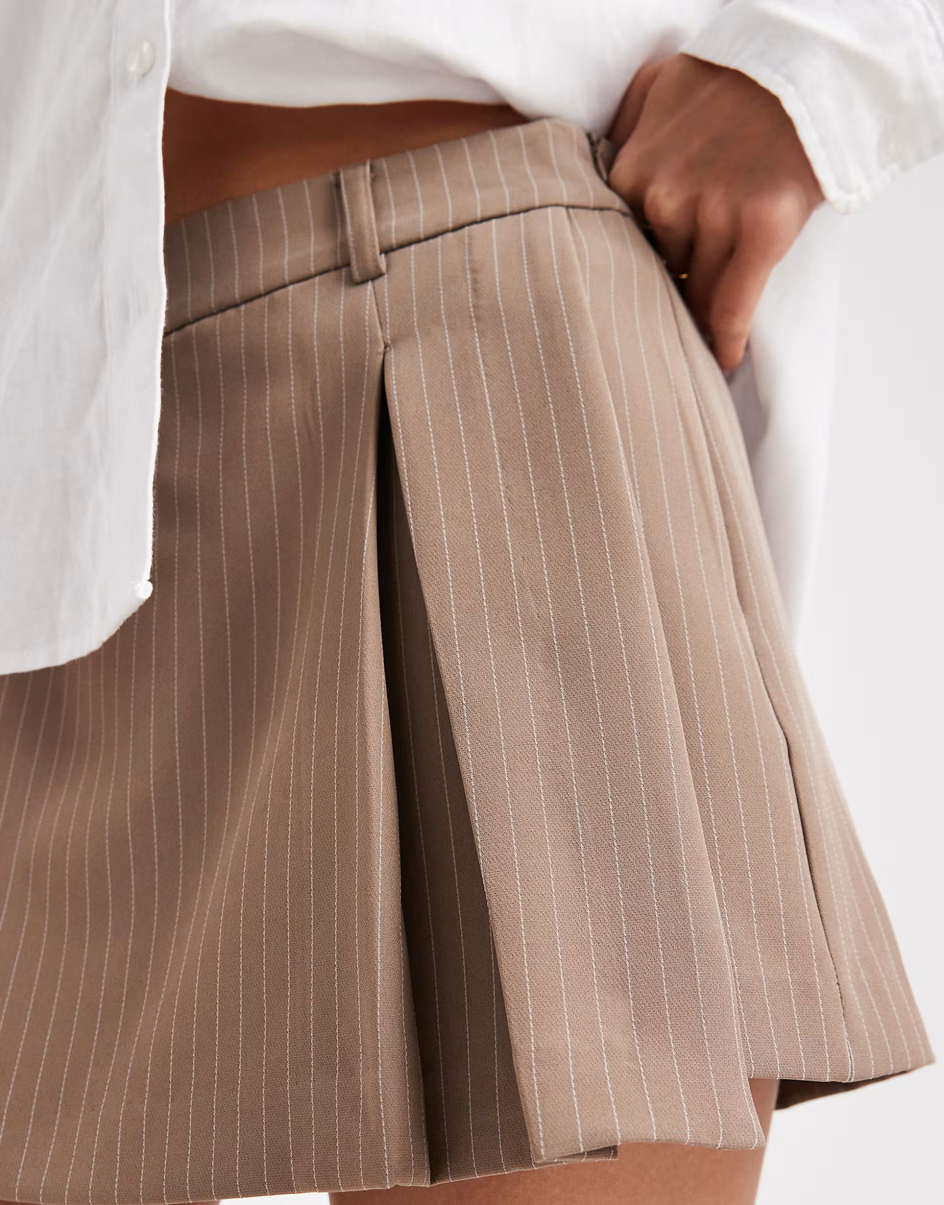 Minifalda pantalón marrón con raya diplomática con pliegues de ONLY | ASOS (Global)