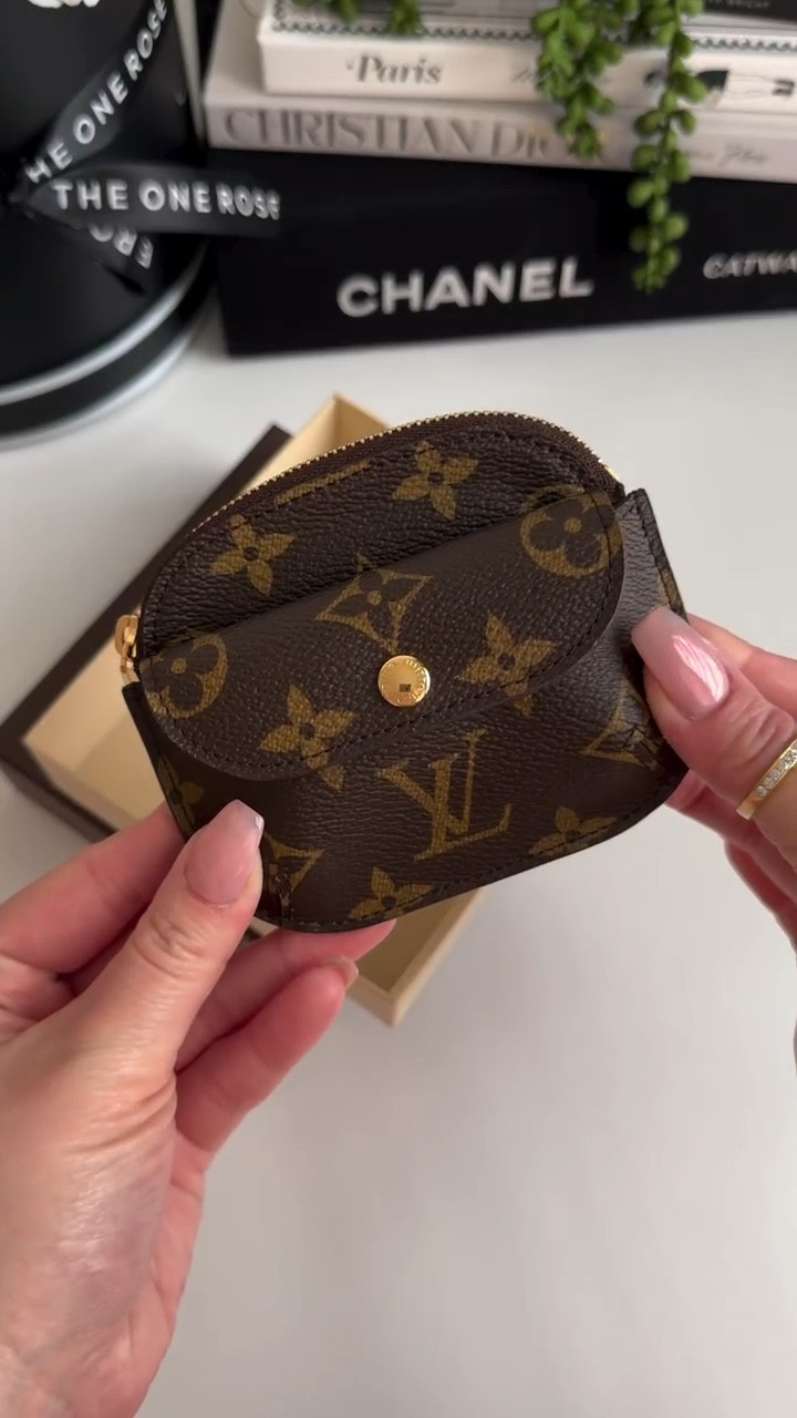 Ahhh, you can never have too many SLG right? 🤭
I love preloved shopping but vintage shopping is another whole new level 🤯 You get to see items you never knew exist! Just like this Porto Monnaie Schilling Coin purse I got from @zenplus.luxe .. all the way from JAPAN 🇯🇵 

It’ssss Perfection!! 😍😍 

Take this as a sign to start collecting vintage 😎
Comment ‘LINK’ and I will share the link to where exactly you can shop the best vintage pieces! 
‼️If your page is set to private, I will not be able to message you. You can message me directly and I will reply with the link ❤️❤️

.
.
.

#louisvuitton #lvslg #slgcollection #lvmonogram #lvmono #lvcoinpurse #lvpurse #lvwallet #baggram #lvunboxing #unboxingreel #unbox #unboxwithme #unboxing #bagblog #bagblogger #purseforum #purseblog #bagsofinstagram #vintage #lvvintage #ugc #ugccreator #lvcollection