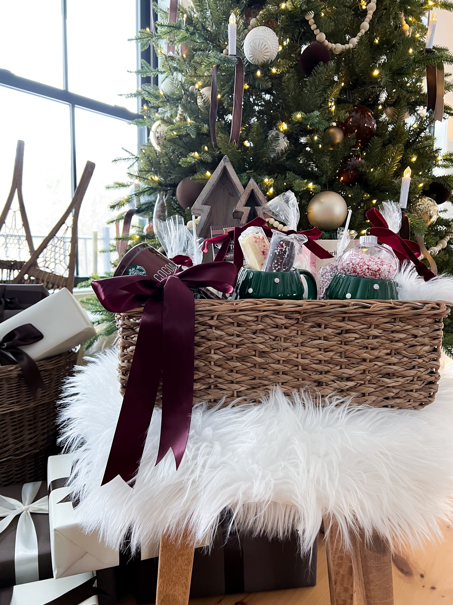 Hot Cocoa | Gift Basket 🎁

#hotcocoa
#hotcocoabar
#holidaygiftbasket
#christmasgiftidea
#hostessgift

#LTKHoliday #LTKGiftGuide #LTKSeasonal