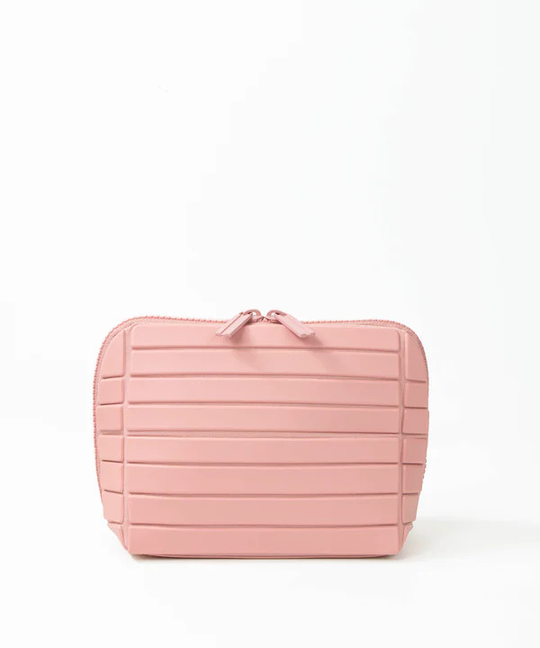 the small blush traveller | Parallelle