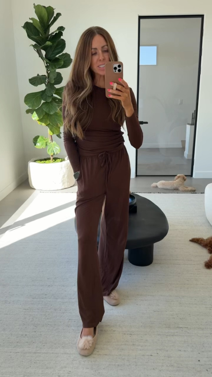 The comfiest set!! Wearing an xs and comes in a ton of colors!