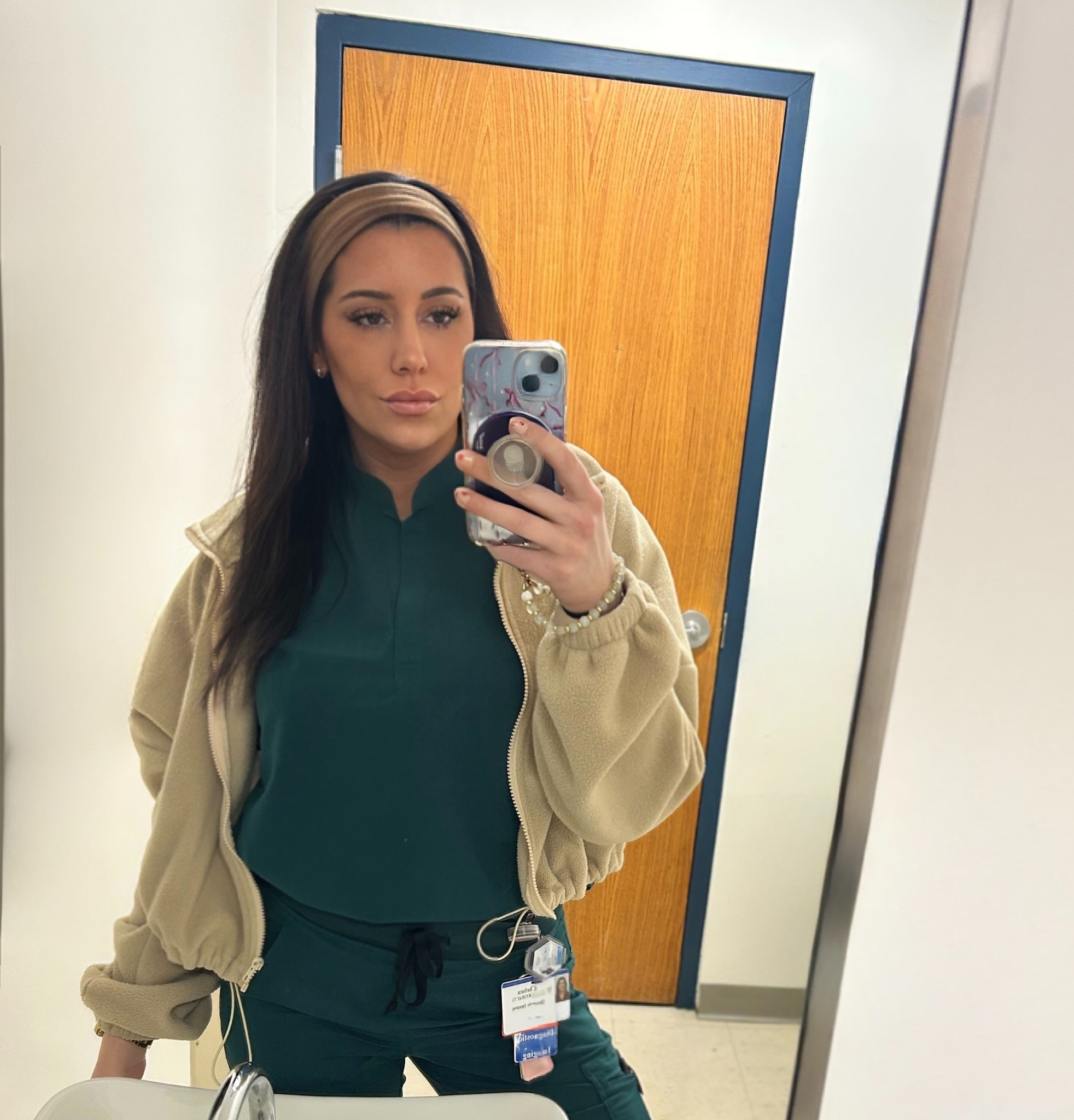 Obsessed with the fit of this cropped zip-up. It’s giving cozy-chic without the bulk. ☁️

#LTKdayinmylife #LTKWorkwear #LTKootd