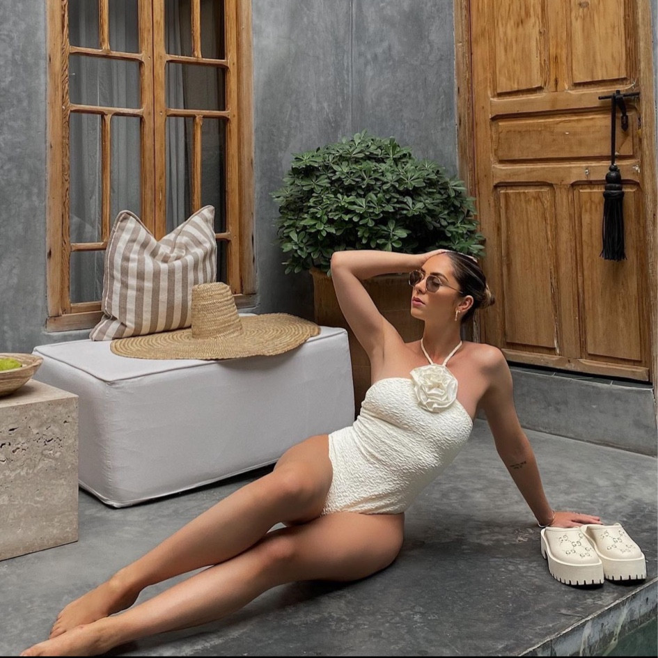 maillot de bain une pièce blanc crème detail rosette mules Gucci en caoutchouc blanches logo

#LTKshoecrush #LTKSeasonal #LTKswim