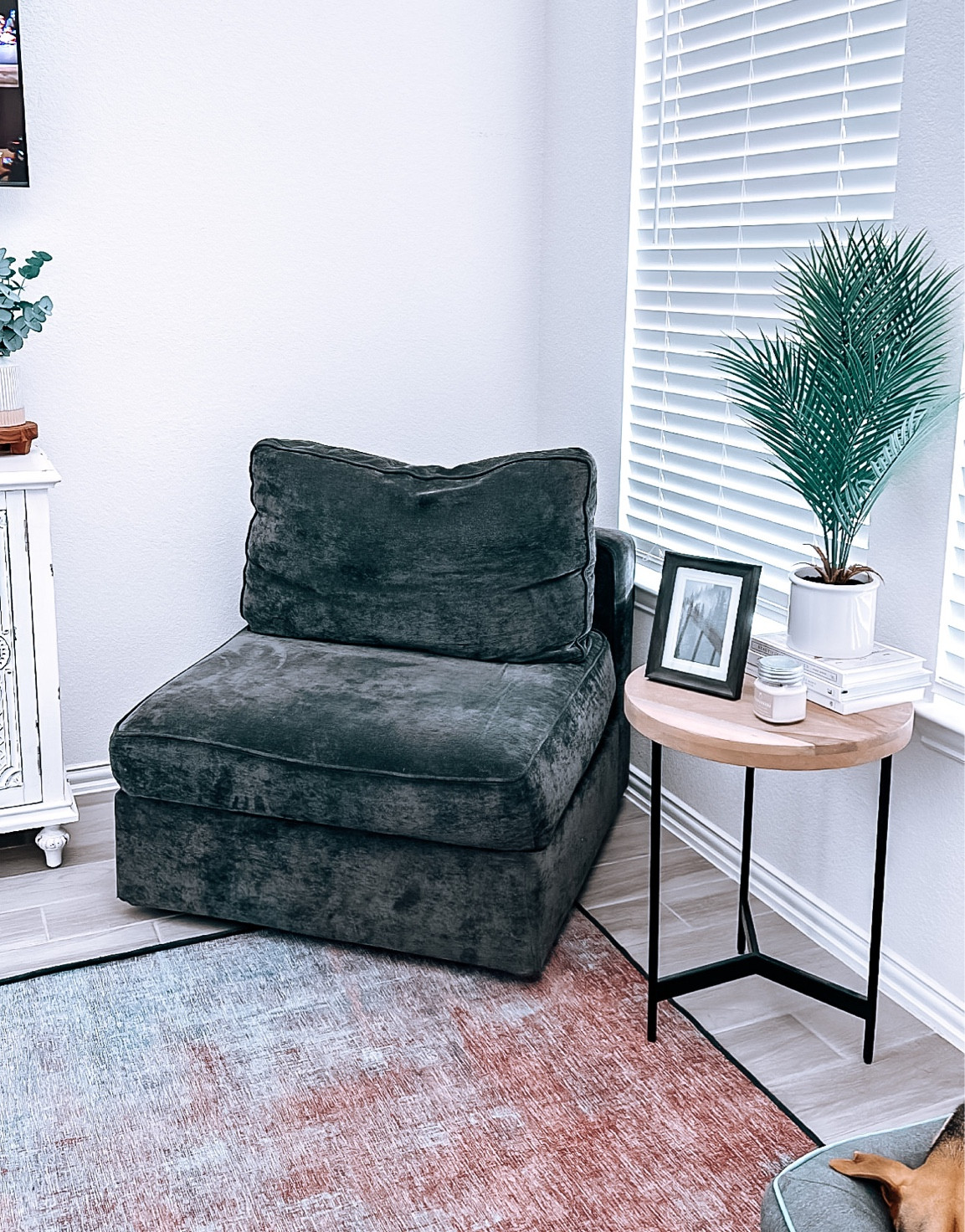 Cozy Corner! Perfect for reading and/or coffee. Loving this space! #home #homespace #decor #homedecor

#LTKhome