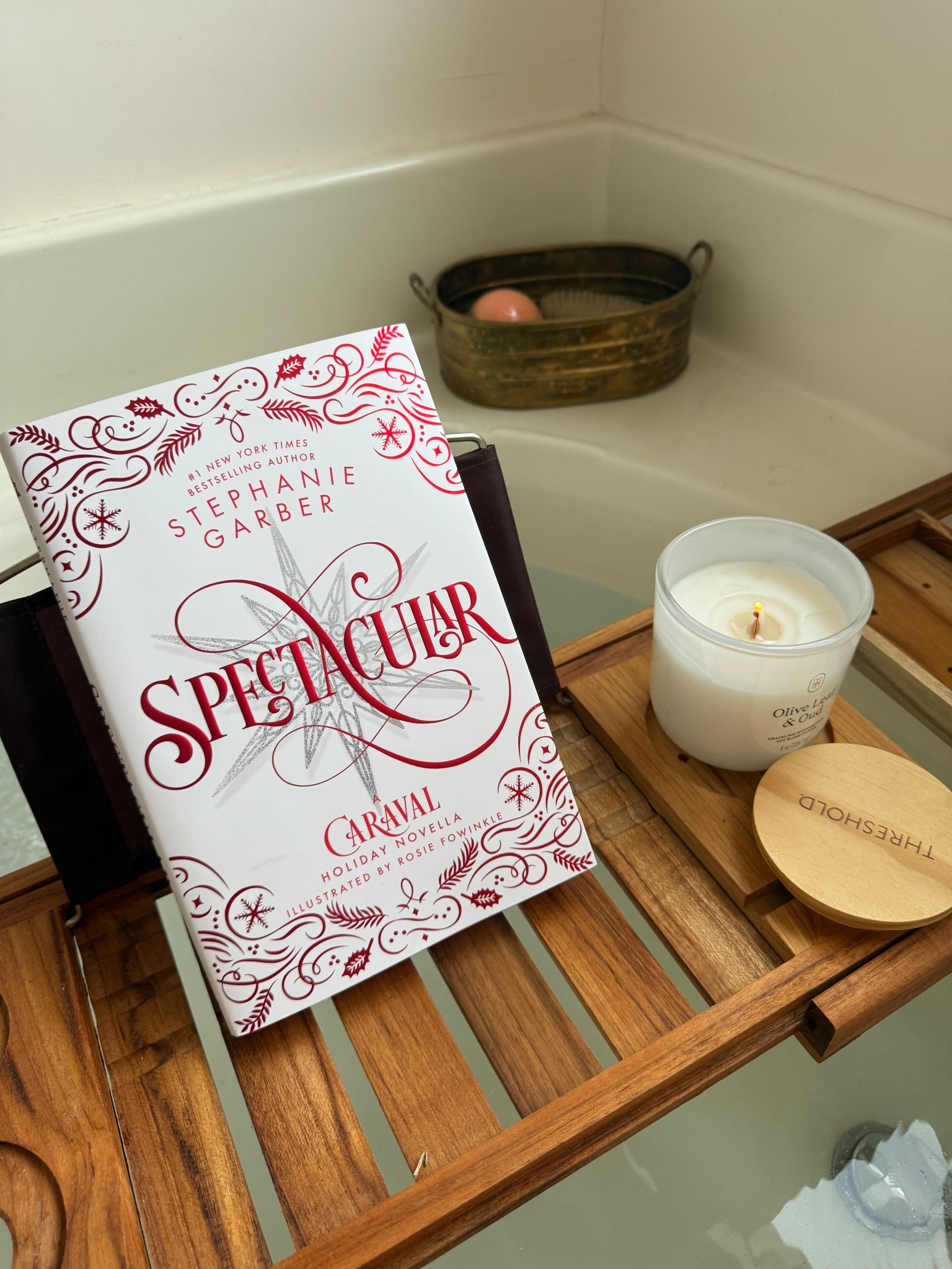 The Caraval holiday novella we all needed 🎄✨ Spectacular was such a quick, cozy read I finished it in ONE day — and I loved every second of it. Perfect little festive fantasy moment 🤍
#LTKbooks #HolidayReads #Caraval #StephanieGarber #FantasyRomance #Romantasy #ChristmasReads #BookTok

#LTKGiftGuide #LTKstorytime #LTKHoliday