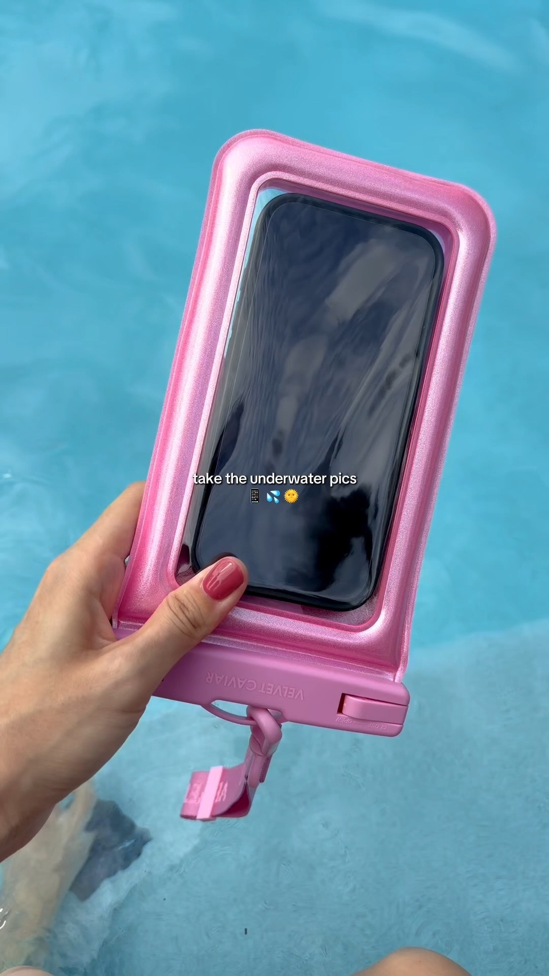 It's a must 🙂‍↕️
@velvetcaviar 
#waterproofphonecase #phonepouch #summeressentials #phoneaccessories #velvetcaviar